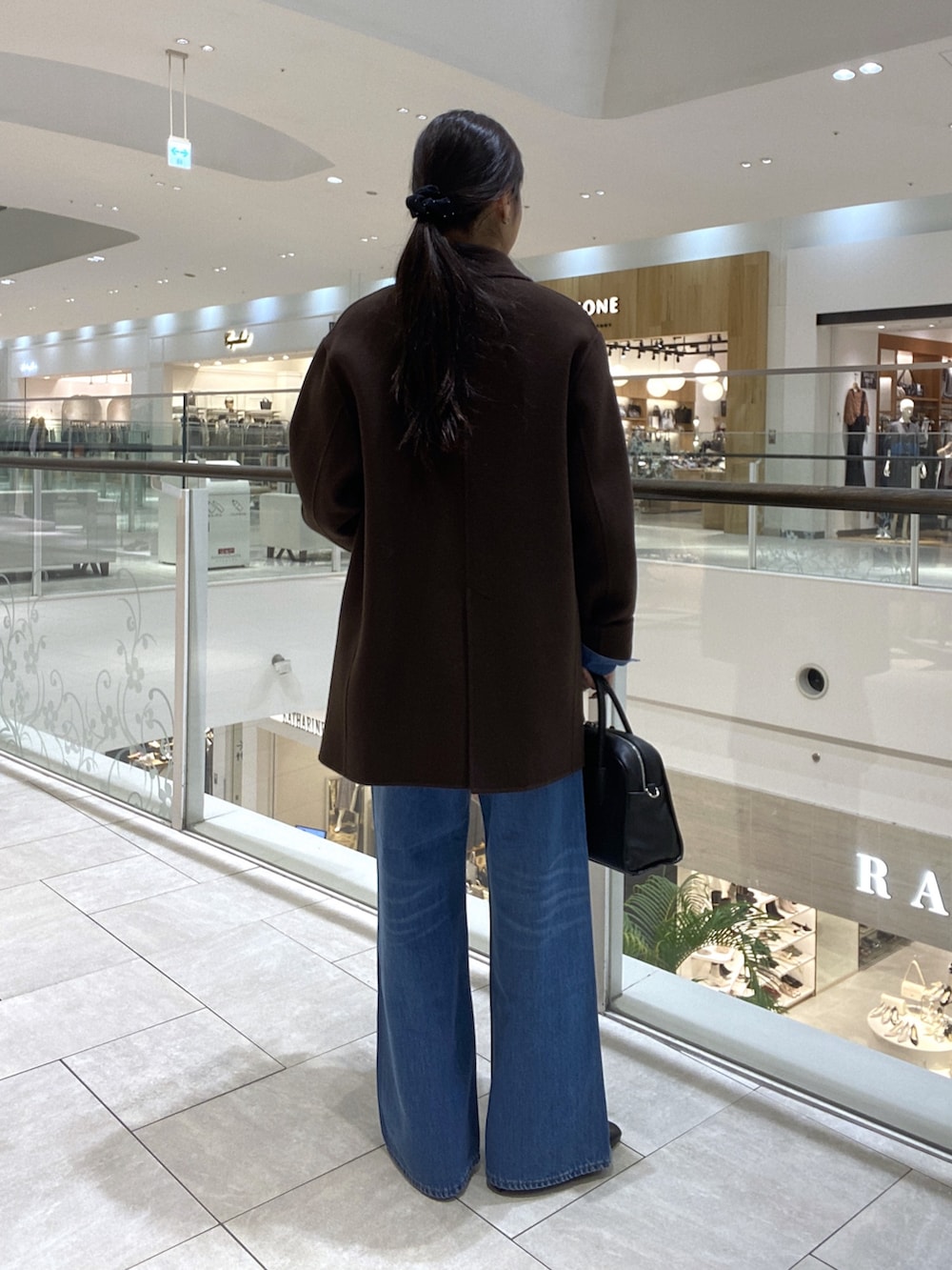 ブラウン系のその他アウター、ブルー系のシャツ/ブラウス、ホワイト系のTシャツ/カットソーを着用したレディースの秋コーディネートの3枚目の写真