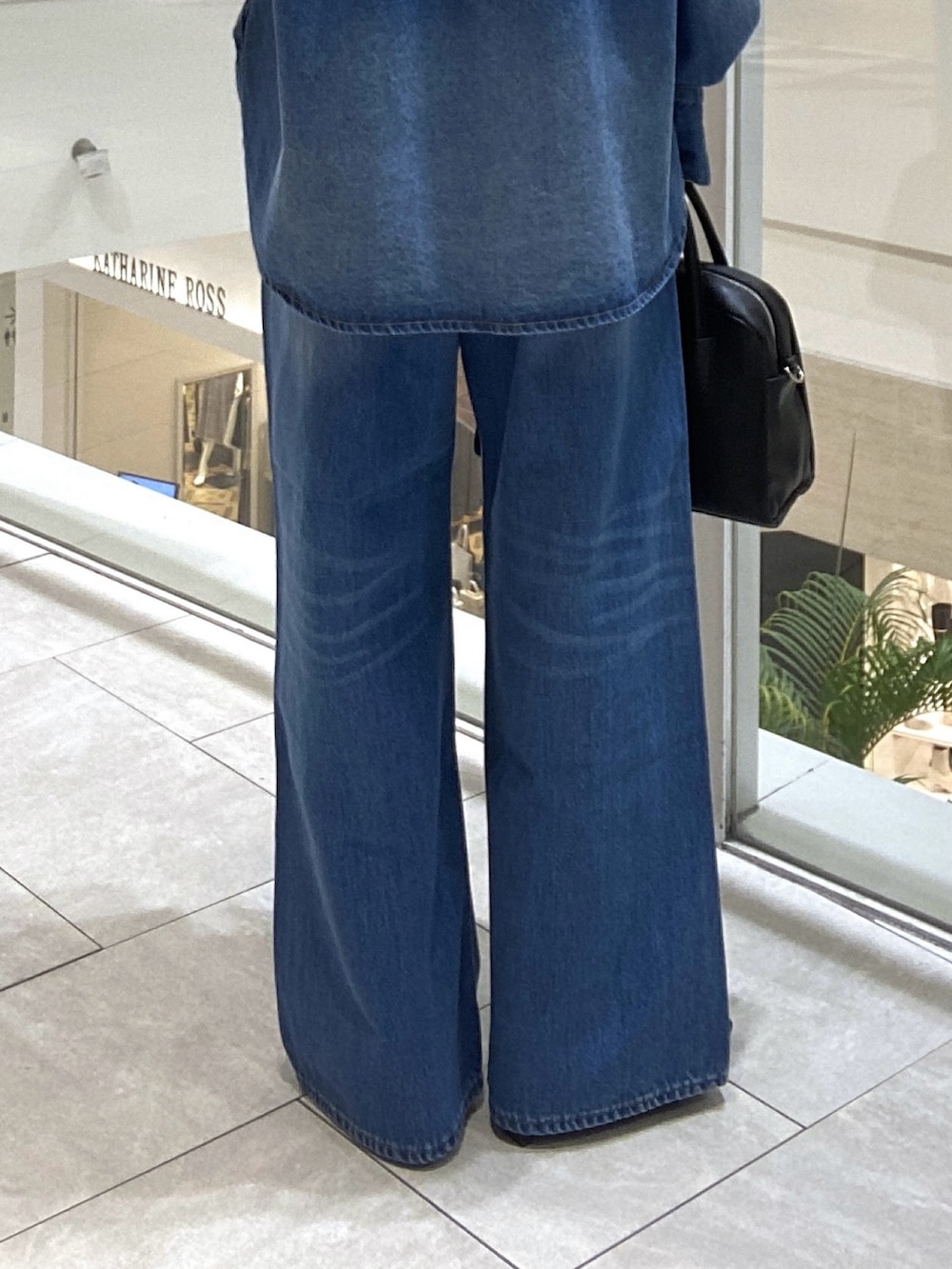 ブラウン系のその他アウター、ブルー系のシャツ/ブラウス、ホワイト系のTシャツ/カットソーを着用したレディースの秋コーディネートの9枚目の写真