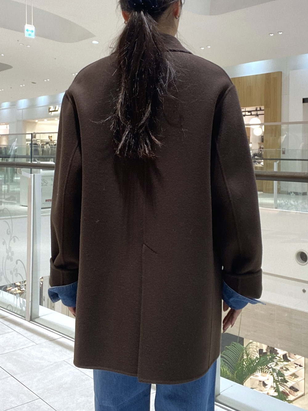 ブラウン系のその他アウター、ブルー系のシャツ/ブラウス、ホワイト系のTシャツ/カットソーを着用したレディースの秋コーディネートの6枚目の写真