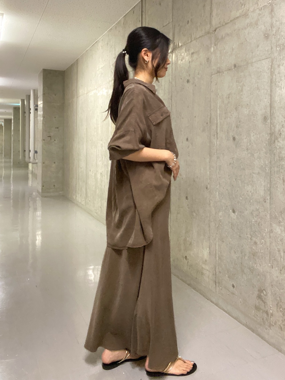 「セットアップ、夏コーデ、オトナ女子、夏服コーデ、キレイめコーデ、夏服、大人カジュアルコーデ、スカート、スカートスタイル、フレアスカート、ブラウンコーデ、ブラウン、秋コーデ、秋冬コーデ、シャツ」｜「RIVE DROITEの【コンパクトサイズ】CURVEワンショルバッグ（ハンドバッグ、ブラック系）」を使った、kotoko0712さん（骨格ストレート・レディース・162cm）の夏コーディネートの2枚目の写真