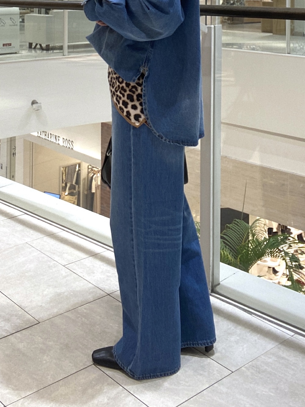 ブラウン系のその他アウター、ブルー系のシャツ/ブラウス、ホワイト系のTシャツ/カットソーを着用したレディースの秋コーディネートの8枚目の写真