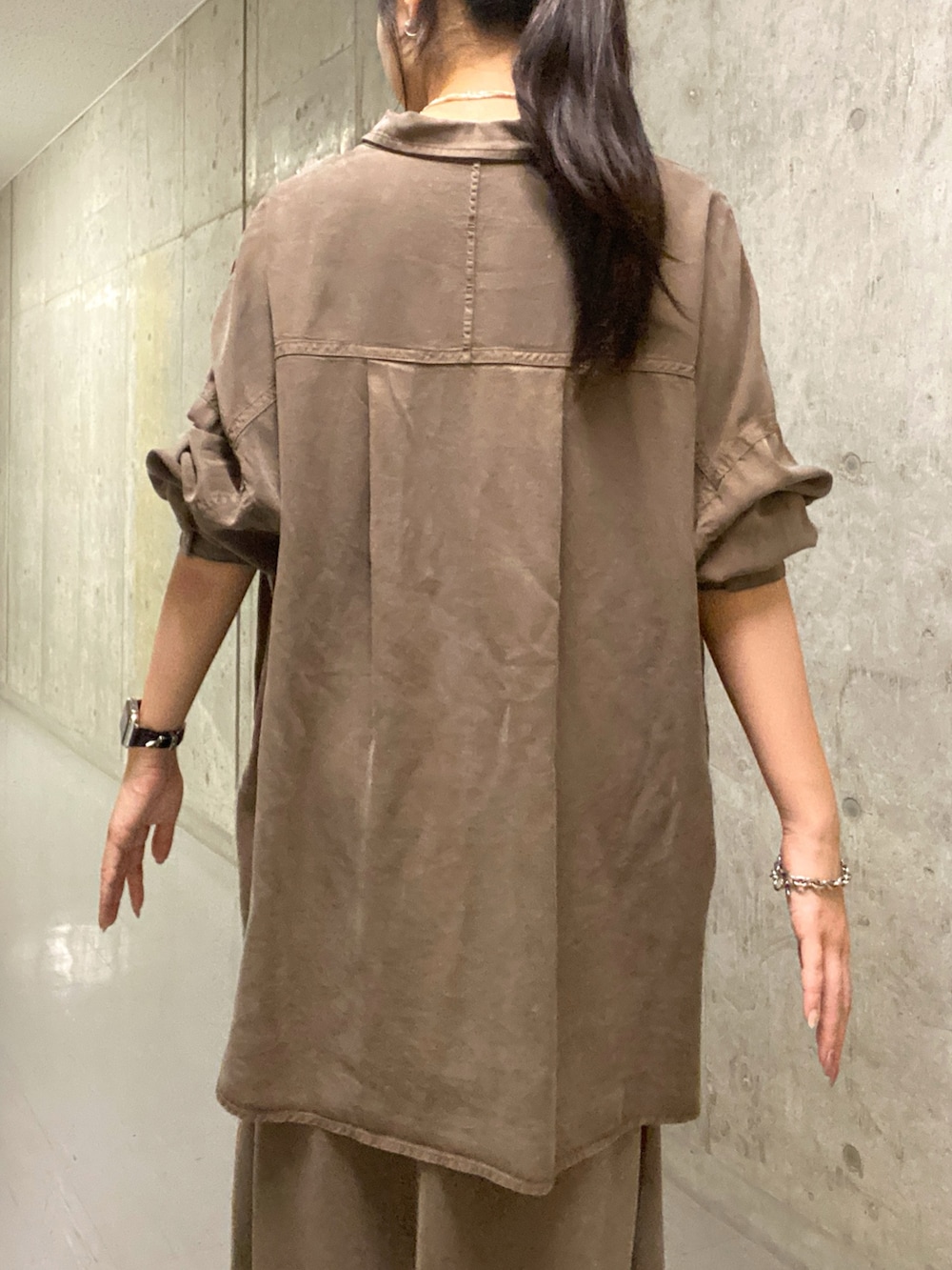 「セットアップ、夏コーデ、オトナ女子、夏服コーデ、キレイめコーデ、夏服、大人カジュアルコーデ、スカート、スカートスタイル、フレアスカート、ブラウンコーデ、ブラウン、秋コーデ、秋冬コーデ、シャツ」｜「RIVE DROITEの【コンパクトサイズ】CURVEワンショルバッグ（ハンドバッグ、ブラック系）」を使った、kotoko0712さん（骨格ストレート・レディース・162cm）の夏コーディネートの6枚目の写真