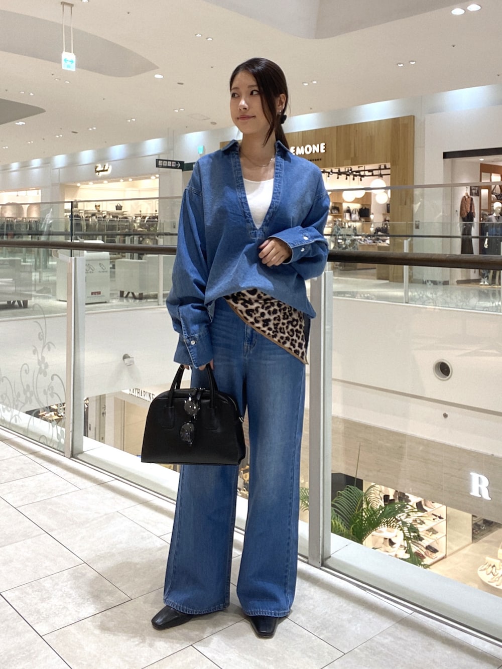 ブラウン系のその他アウター、ブルー系のシャツ/ブラウス、ホワイト系のTシャツ/カットソーを着用したレディースの秋コーディネートの10枚目の写真