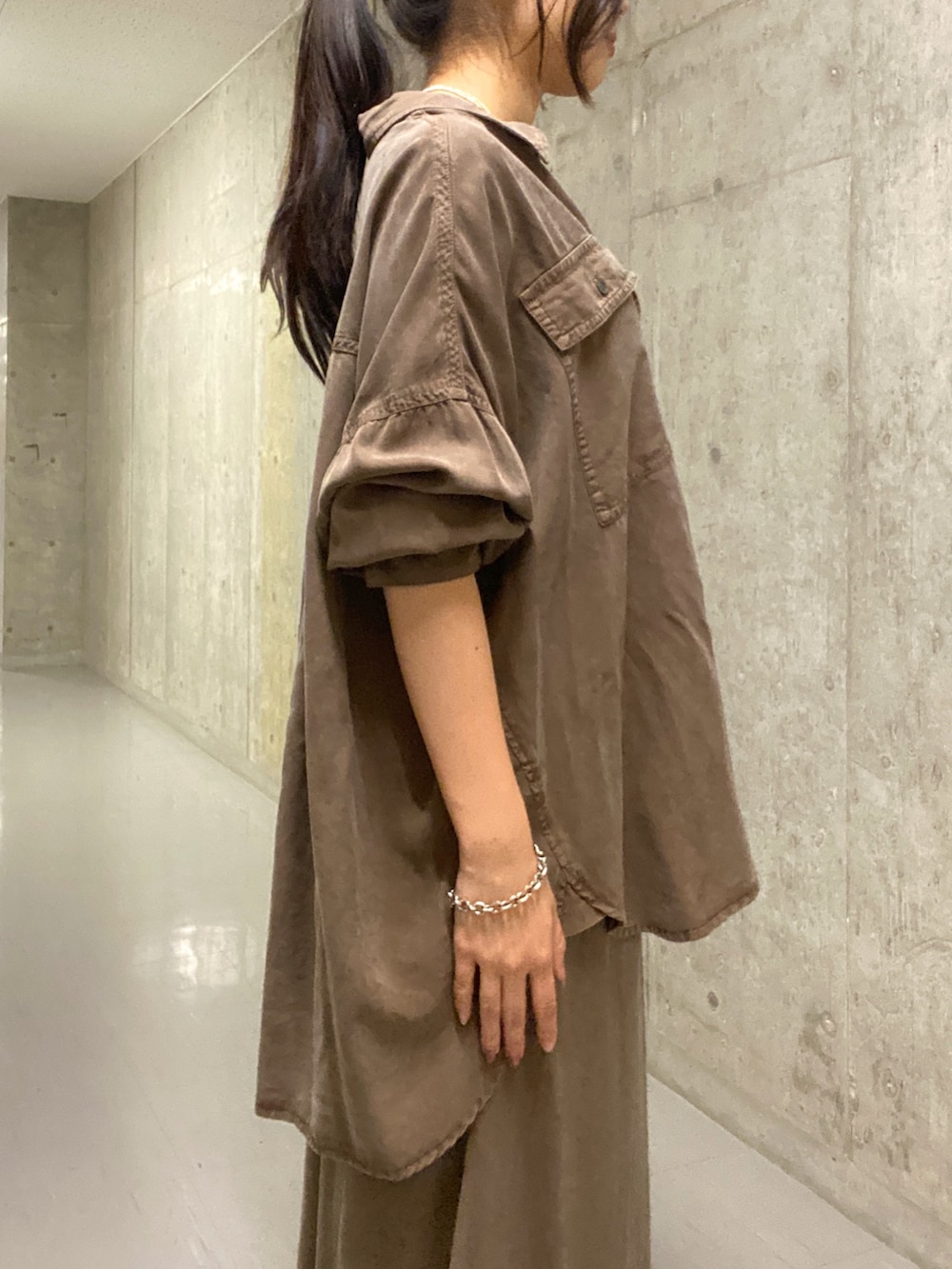 「セットアップ、夏コーデ、オトナ女子、夏服コーデ、キレイめコーデ、夏服、大人カジュアルコーデ、スカート、スカートスタイル、フレアスカート、ブラウンコーデ、ブラウン、秋コーデ、秋冬コーデ、シャツ」｜「RIVE DROITEの【コンパクトサイズ】CURVEワンショルバッグ（ハンドバッグ、ブラック系）」を使った、kotoko0712さん（骨格ストレート・レディース・162cm）の夏コーディネートの5枚目の写真