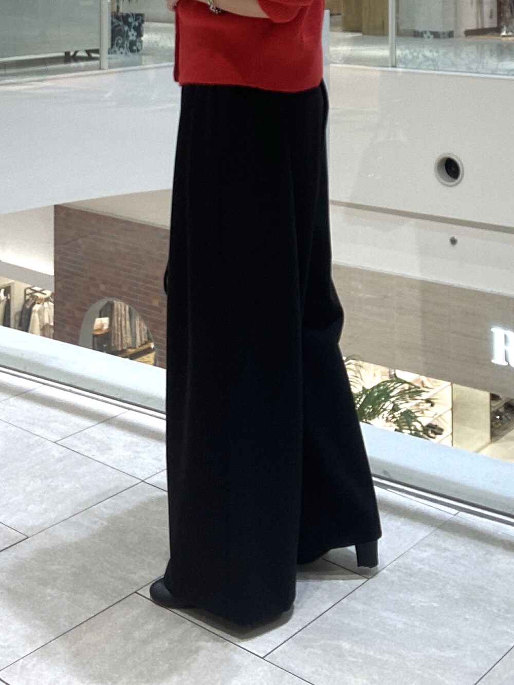 ブラウン系のその他アウター、ブラック系のスラックス、ブラック系のブーツを着用したレディースの秋コーディネートの8枚目の写真