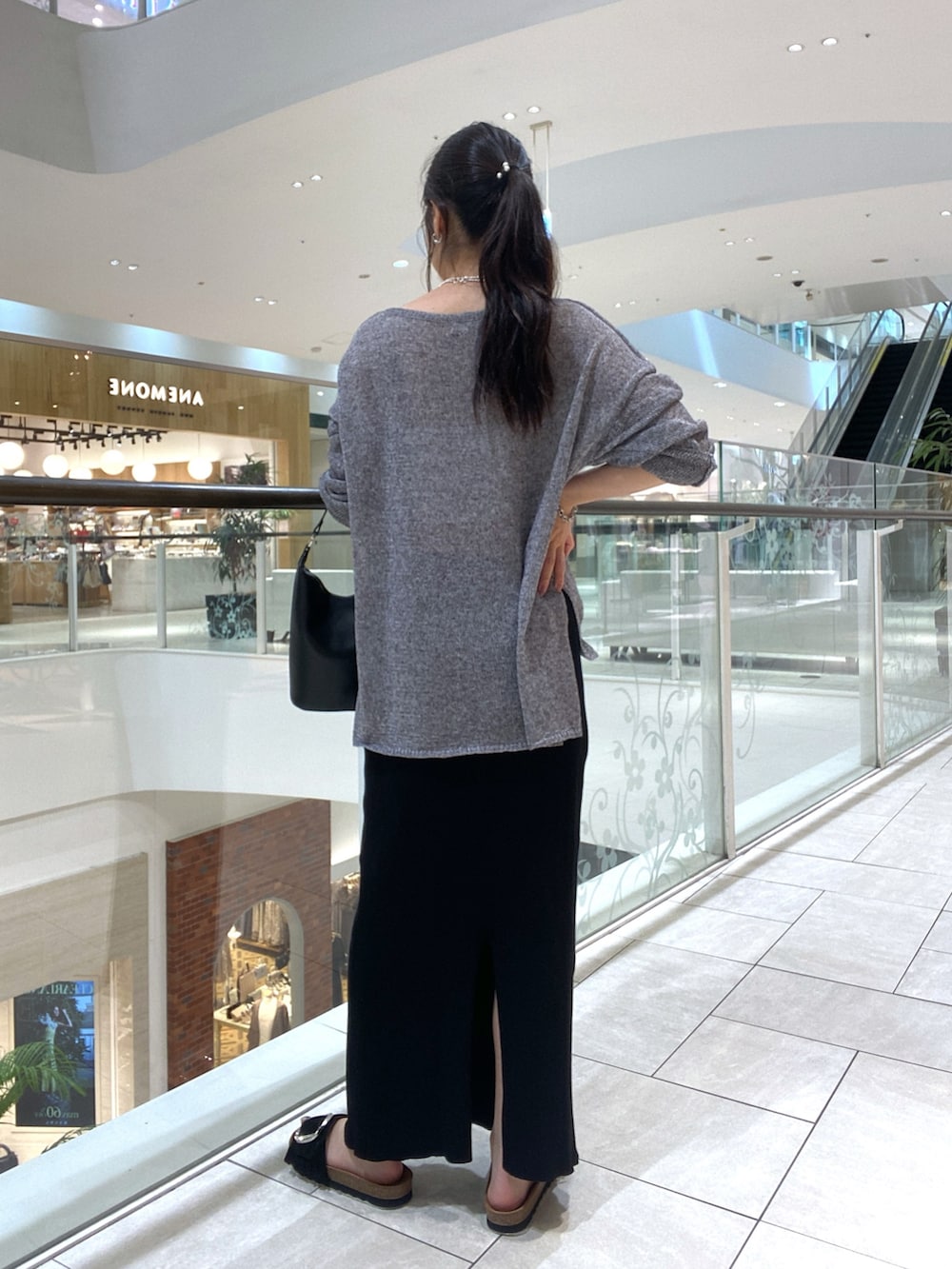 「シアー、シアートップス、シアーニット、リブニット、リブタイトスカート、リブスカート、夏、夏コーデ、夏服、夏ファッション、夏服コーデ、おでかけコーデ、スカート、タイトスカート、大人カジュアル」｜「RIVE DROITEの【好評につき新色追加決定】メランジルーズニット（ニット/セーター、グレー系）」を使った、kotoko0712さん（骨格ストレート・レディース・162cm）の夏コーディネートの3枚目の写真