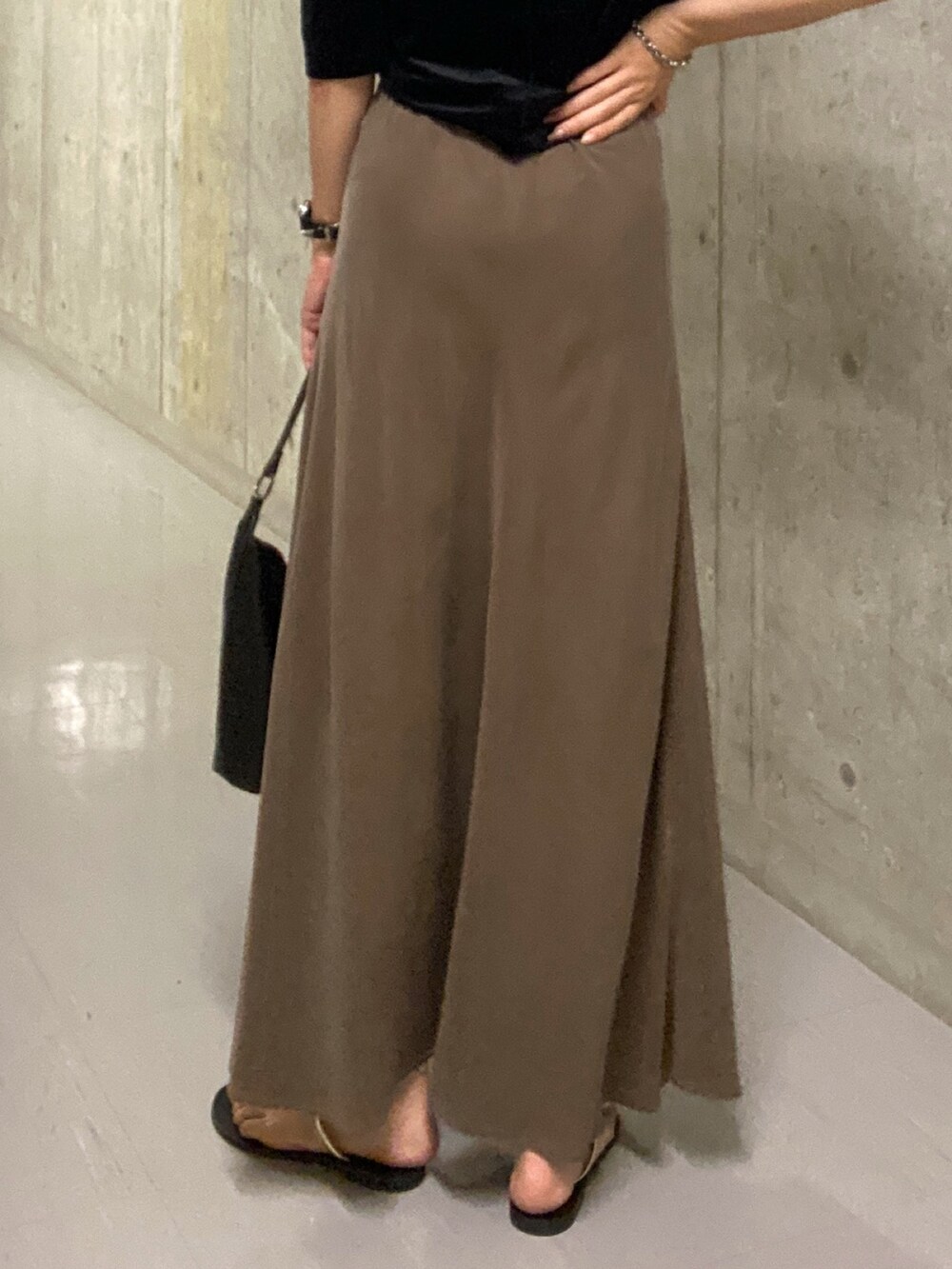 「セットアップ、夏コーデ、オトナ女子、夏服コーデ、キレイめコーデ、夏服、大人カジュアルコーデ、スカート、スカートスタイル、フレアスカート、ブラウンコーデ、ブラウン、秋コーデ、秋冬コーデ、シャツ」｜「RIVE DROITEの【コンパクトサイズ】CURVEワンショルバッグ（ハンドバッグ、ブラック系）」を使った、kotoko0712さん（骨格ストレート・レディース・162cm）の夏コーディネートの9枚目の写真