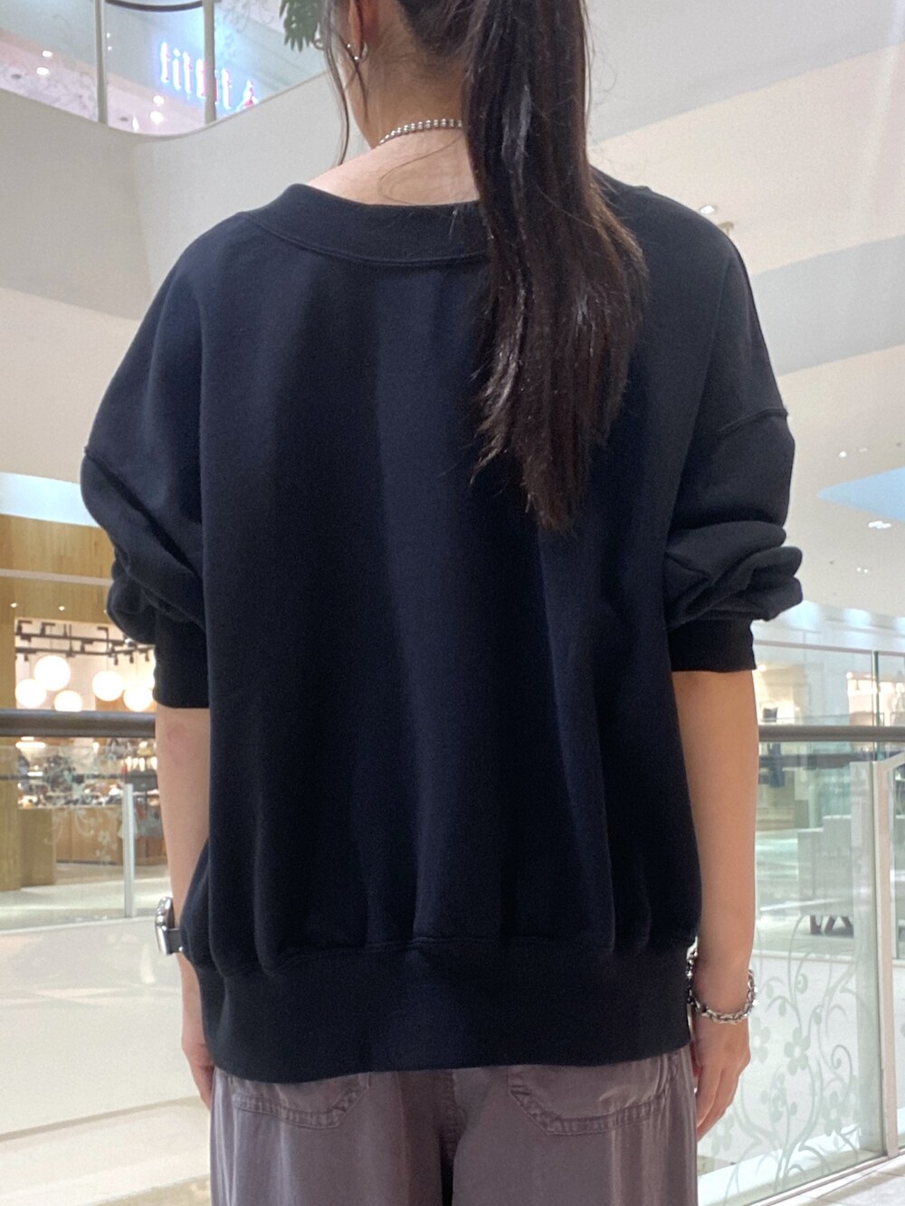 ブラック系のスウェット、グレー系のその他パンツ、ブラウン系のハンドバッグを着用したレディースの夏コーディネートの6枚目の写真