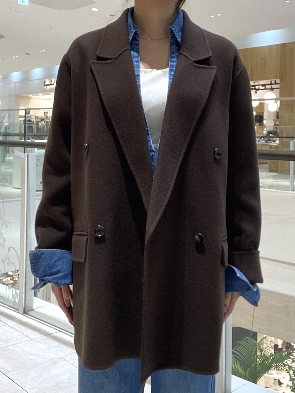 ブラウン系のその他アウター、ブルー系のシャツ/ブラウス、ホワイト系のTシャツ/カットソーを着用したレディースの秋コーディネートの4枚目の写真