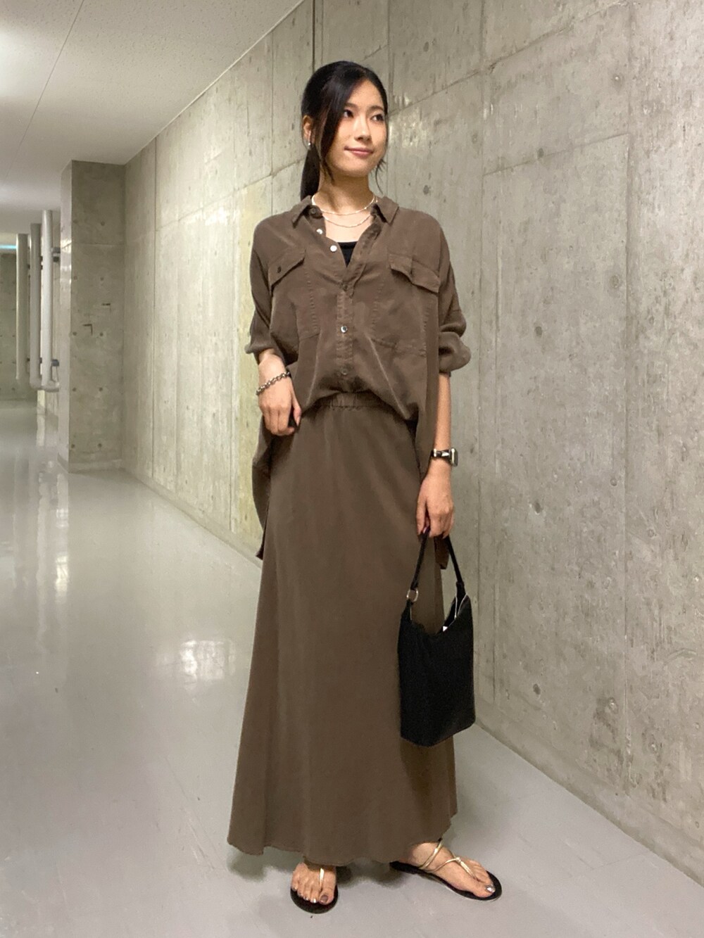 「セットアップ、夏コーデ、オトナ女子、夏服コーデ、キレイめコーデ、夏服、大人カジュアルコーデ、スカート、スカートスタイル、フレアスカート、ブラウンコーデ、ブラウン、秋コーデ、秋冬コーデ、シャツ」｜「RIVE DROITEの【コンパクトサイズ】CURVEワンショルバッグ（ハンドバッグ、ブラック系）」を使った、kotoko0712さん（骨格ストレート・レディース・162cm）の夏コーディネートの10枚目の写真