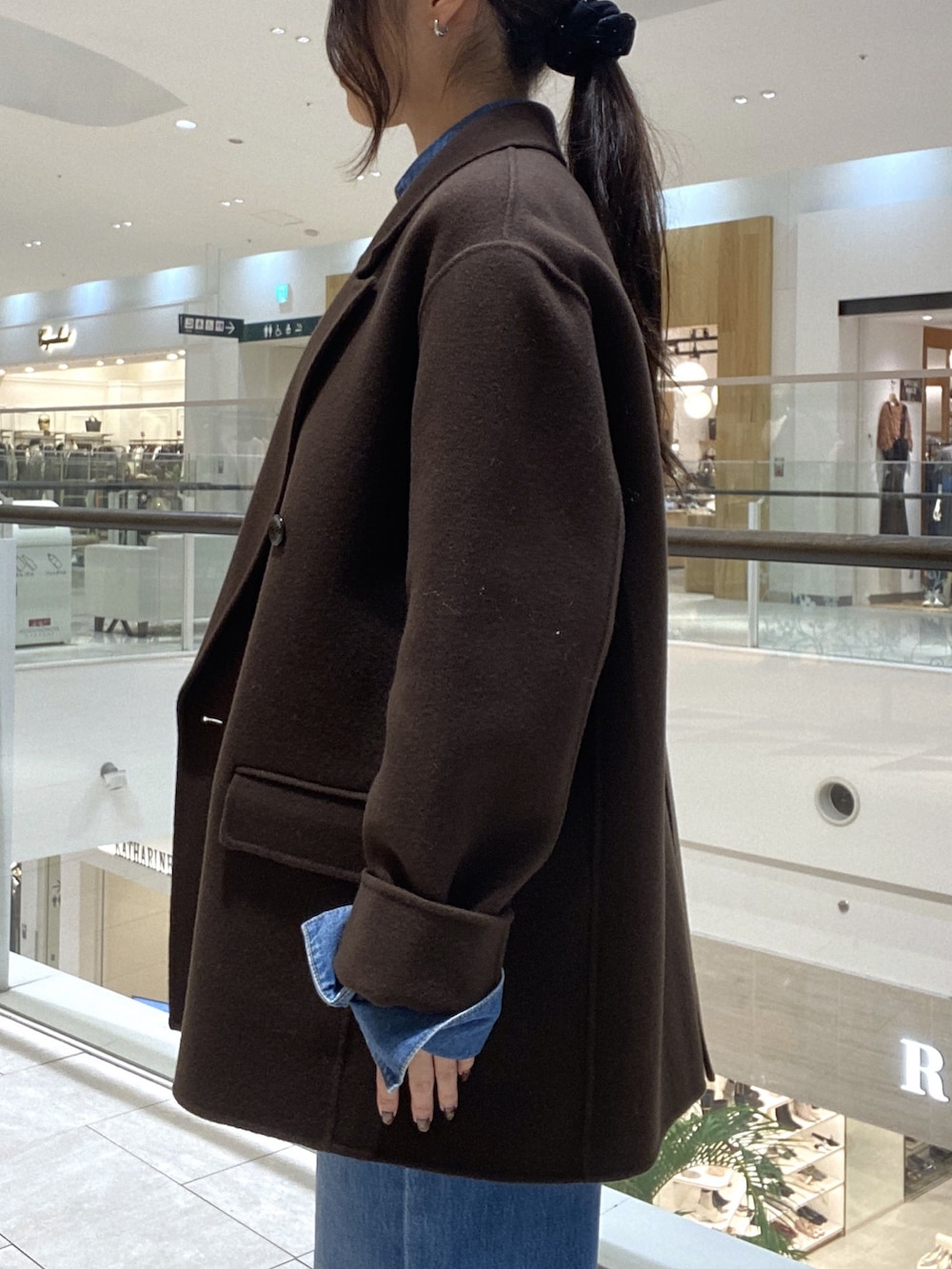 ブラウン系のその他アウター、ブルー系のシャツ/ブラウス、ホワイト系のTシャツ/カットソーを着用したレディースの秋コーディネートの5枚目の写真