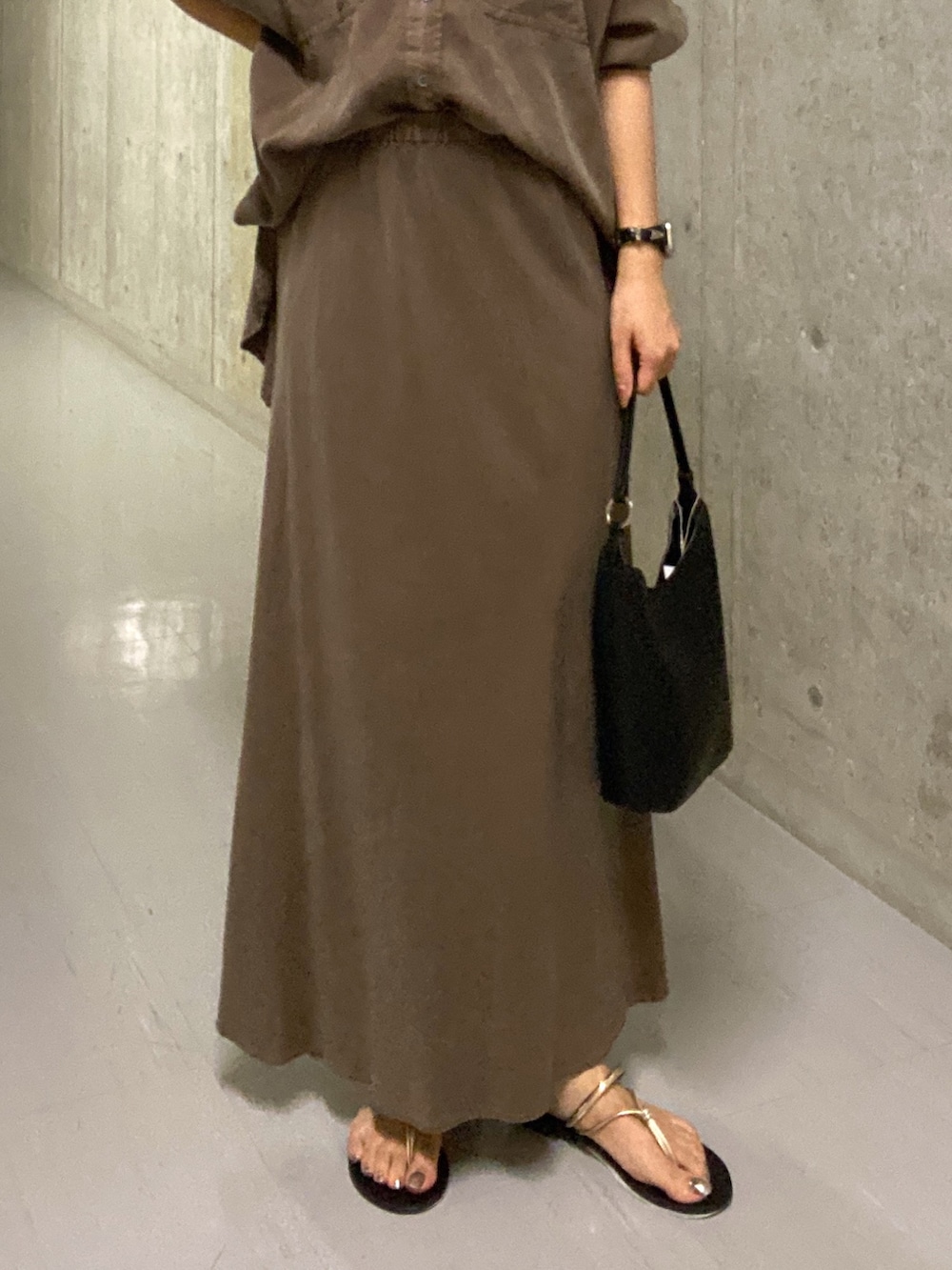 「セットアップ、夏コーデ、オトナ女子、夏服コーデ、キレイめコーデ、夏服、大人カジュアルコーデ、スカート、スカートスタイル、フレアスカート、ブラウンコーデ、ブラウン、秋コーデ、秋冬コーデ、シャツ」｜「RIVE DROITEの【コンパクトサイズ】CURVEワンショルバッグ（ハンドバッグ、ブラック系）」を使った、kotoko0712さん（骨格ストレート・レディース・162cm）の夏コーディネートの7枚目の写真