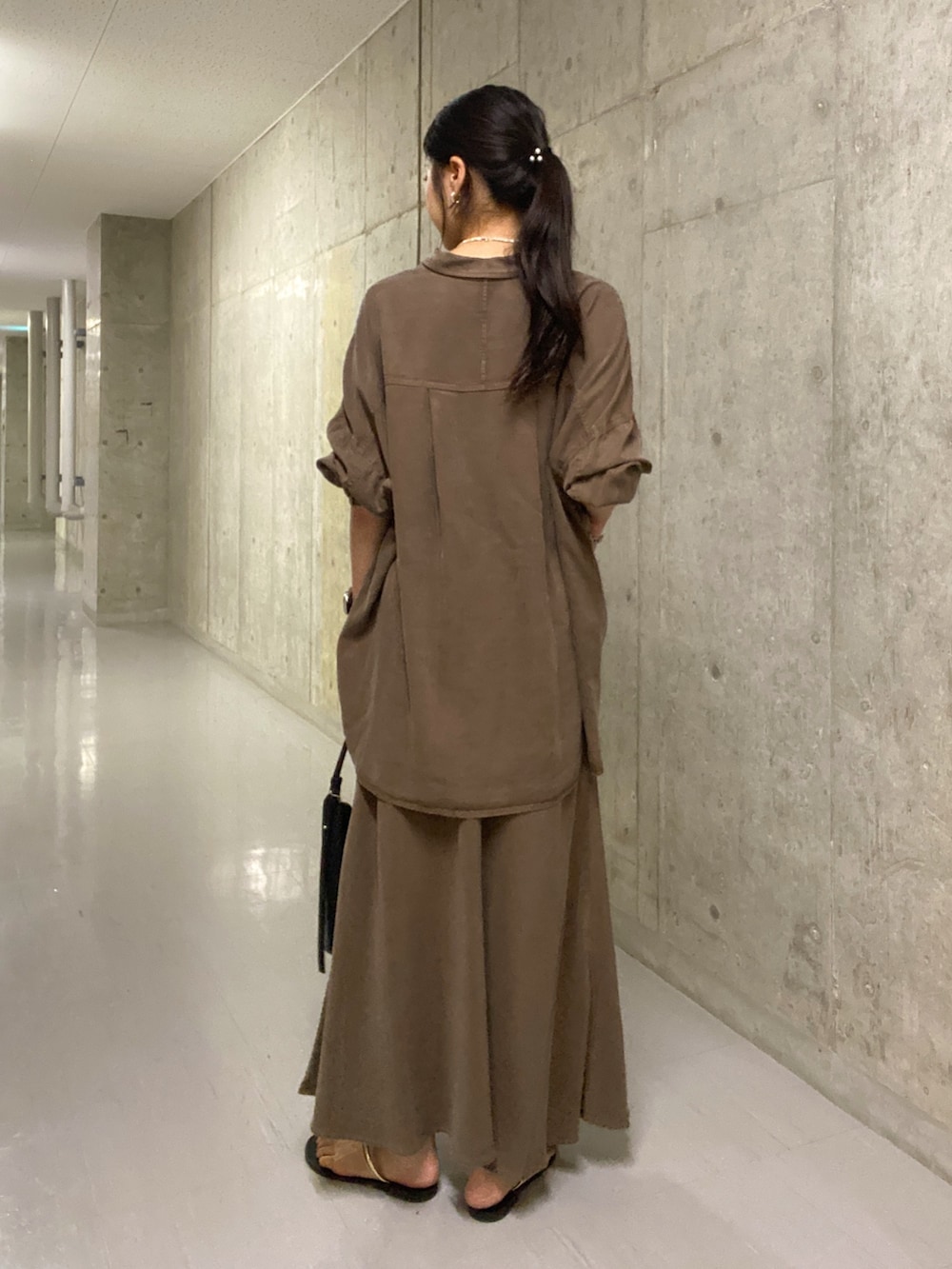「セットアップ、夏コーデ、オトナ女子、夏服コーデ、キレイめコーデ、夏服、大人カジュアルコーデ、スカート、スカートスタイル、フレアスカート、ブラウンコーデ、ブラウン、秋コーデ、秋冬コーデ、シャツ」｜「RIVE DROITEの【コンパクトサイズ】CURVEワンショルバッグ（ハンドバッグ、ブラック系）」を使った、kotoko0712さん（骨格ストレート・レディース・162cm）の夏コーディネートの3枚目の写真