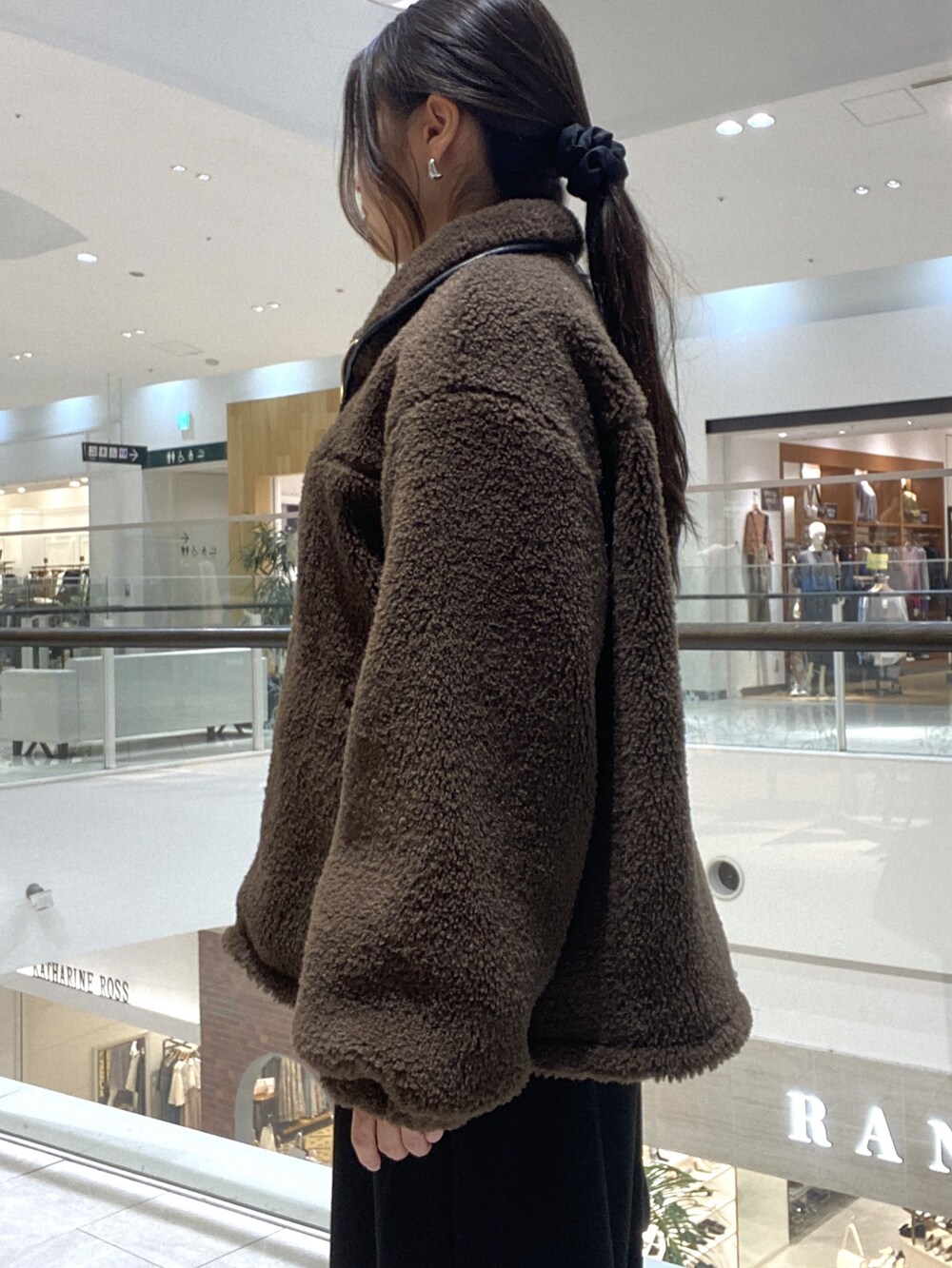 ブラウン系のその他アウター、ブラック系のスラックス、ブラック系のブーツを着用したレディースの秋コーディネートの5枚目の写真