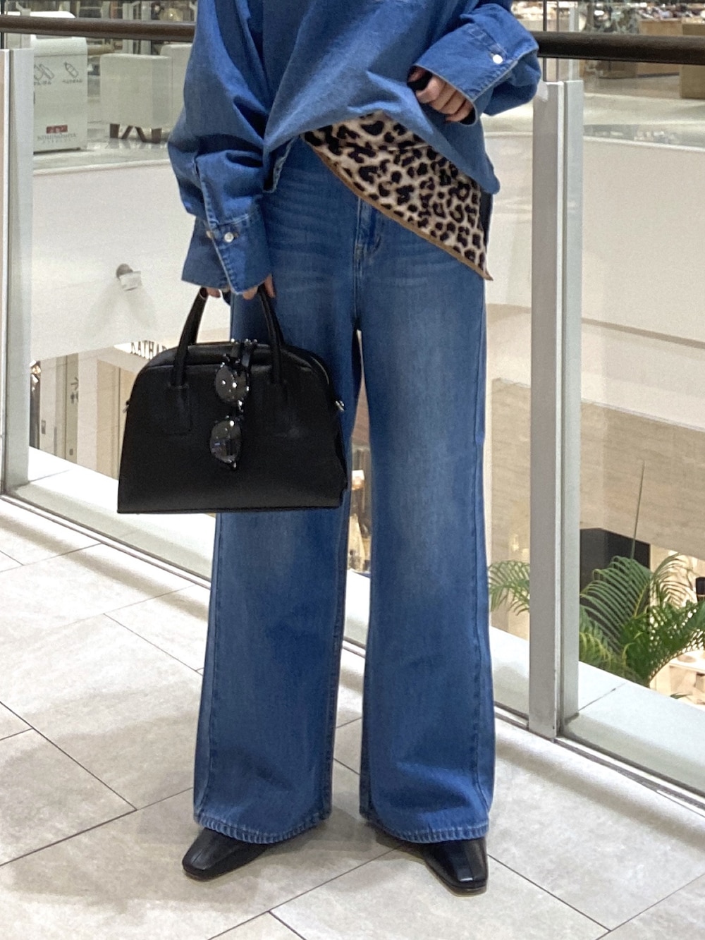 ブラウン系のその他アウター、ブルー系のシャツ/ブラウス、ホワイト系のTシャツ/カットソーを着用したレディースの秋コーディネートの7枚目の写真