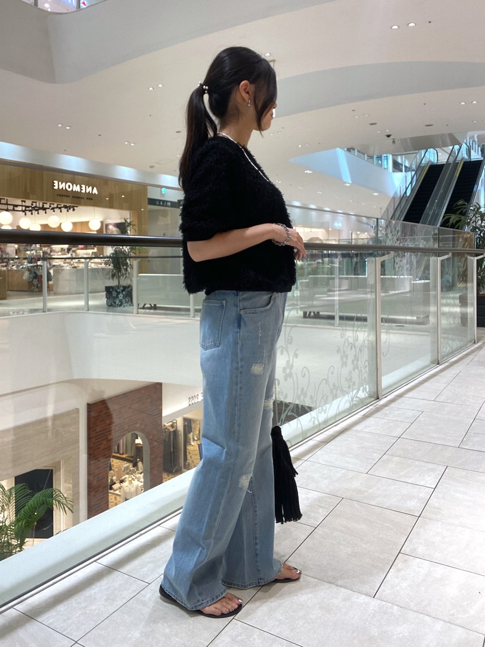 「デニム、ブラウス、夏コーデ、夏ファッション、夏服、夏、おしゃれさんと繋がりたい、レディースファッション、大人女子、カジュアル、カジュアルコーデ、大人カジュアル、パンツスタイル、アクセサリー、大人コーデ」｜「RIVE DROITEの【着映え】リブ付きフリンジブラウス（シャツ/ブラウス、ブラック系）」を使った、kotoko0712さん（骨格ストレート・レディース・162cm）の夏コーディネートの2枚目の写真