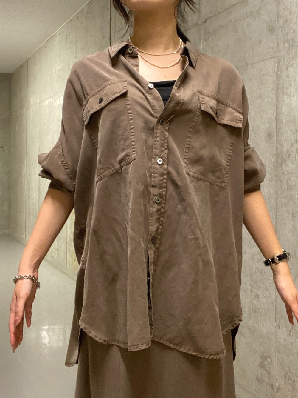 「セットアップ、夏コーデ、オトナ女子、夏服コーデ、キレイめコーデ、夏服、大人カジュアルコーデ、スカート、スカートスタイル、フレアスカート、ブラウンコーデ、ブラウン、秋コーデ、秋冬コーデ、シャツ」｜「RIVE DROITEの【コンパクトサイズ】CURVEワンショルバッグ（ハンドバッグ、ブラック系）」を使った、kotoko0712さん（骨格ストレート・レディース・162cm）の夏コーディネートの4枚目の写真