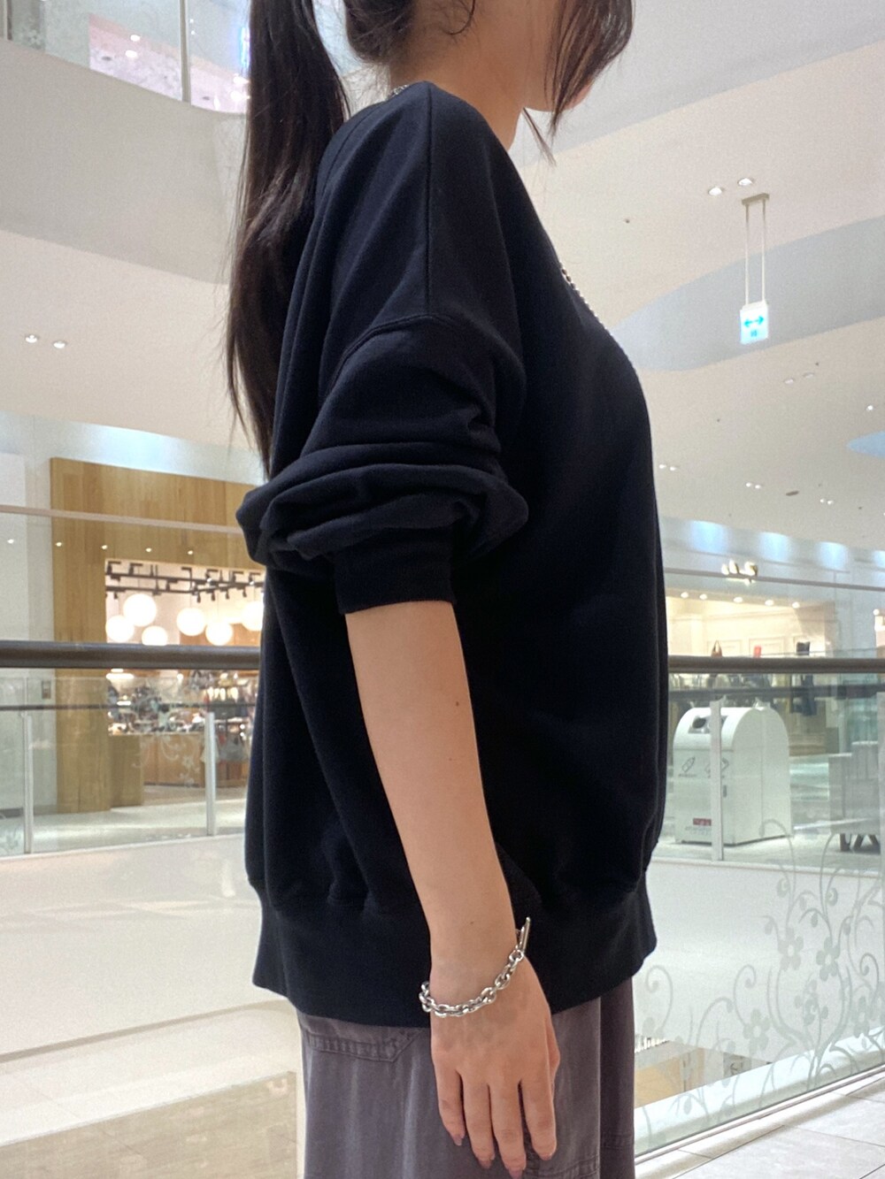 ブラック系のスウェット、グレー系のその他パンツ、ブラウン系のハンドバッグを着用したレディースの夏コーディネートの5枚目の写真