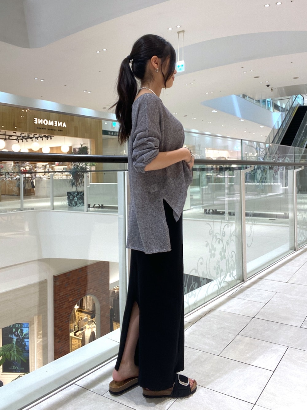 「シアー、シアートップス、シアーニット、リブニット、リブタイトスカート、リブスカート、夏、夏コーデ、夏服、夏ファッション、夏服コーデ、おでかけコーデ、スカート、タイトスカート、大人カジュアル」｜「RIVE DROITEの【好評につき新色追加決定】メランジルーズニット（ニット/セーター、グレー系）」を使った、kotoko0712さん（骨格ストレート・レディース・162cm）の夏コーディネートの2枚目の写真