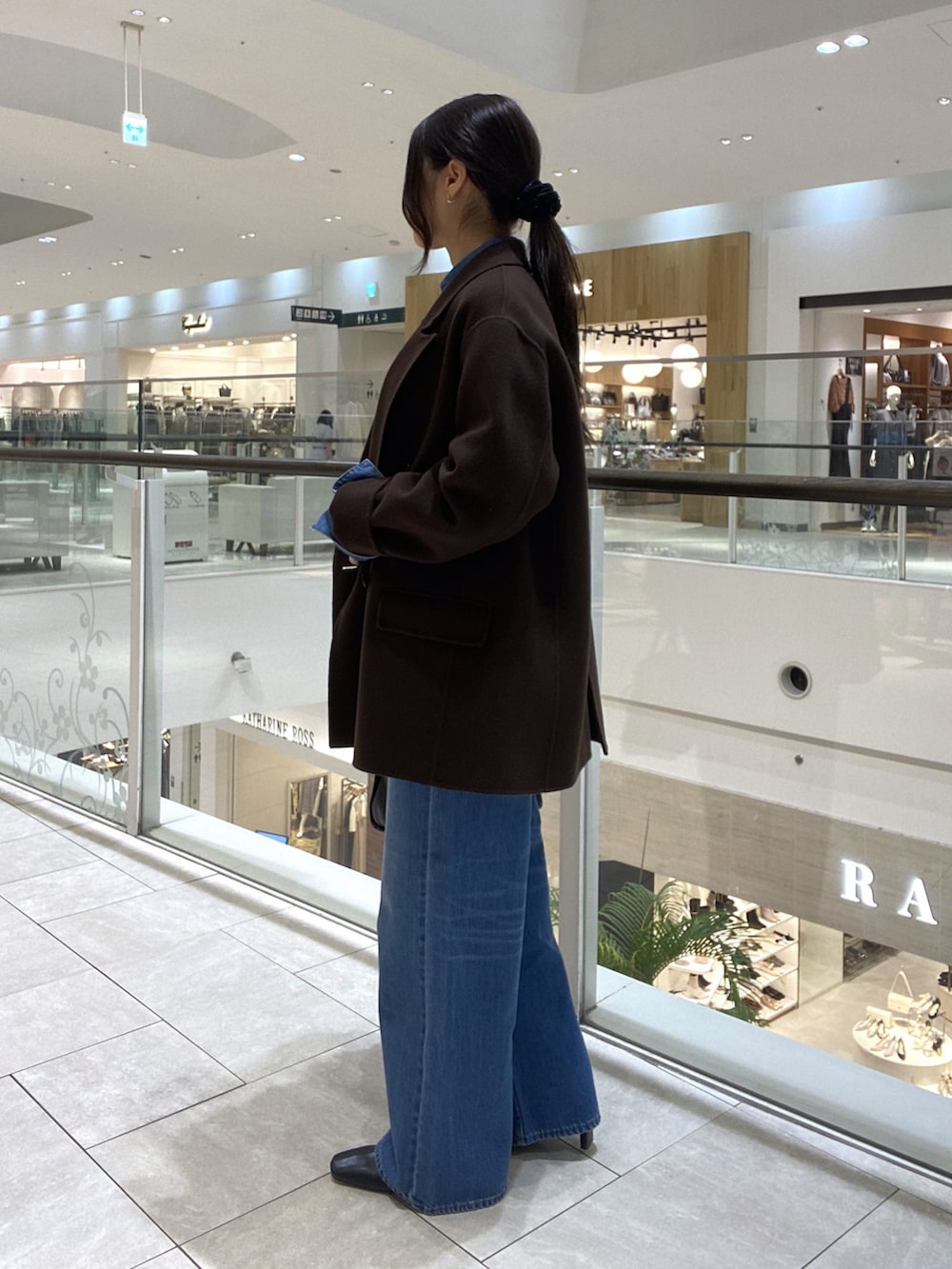 ブラウン系のその他アウター、ブルー系のシャツ/ブラウス、ホワイト系のTシャツ/カットソーを着用したレディースの秋コーディネートの2枚目の写真