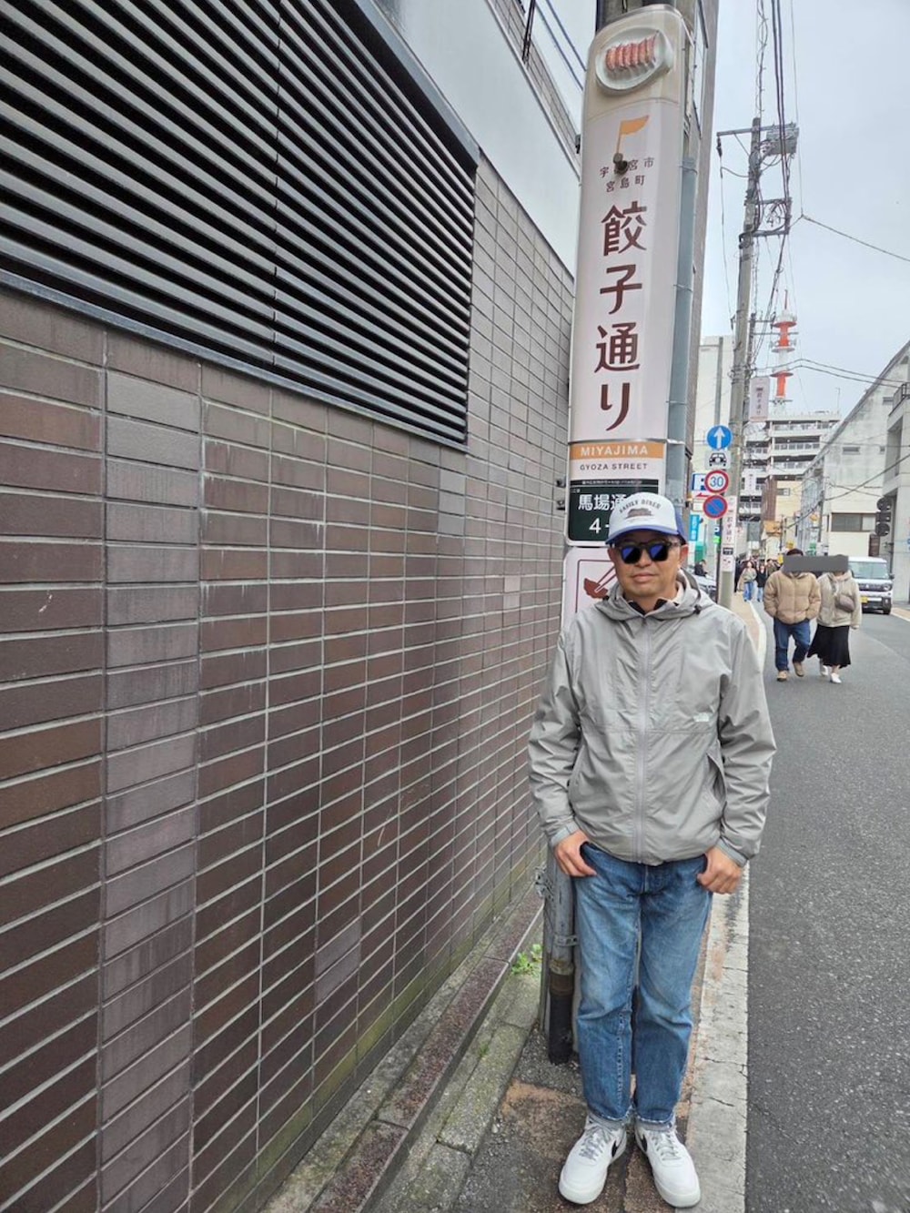 ブルー系のデニムパンツ、その他のその他を着用したメンズの春コーディネートの3枚目の写真