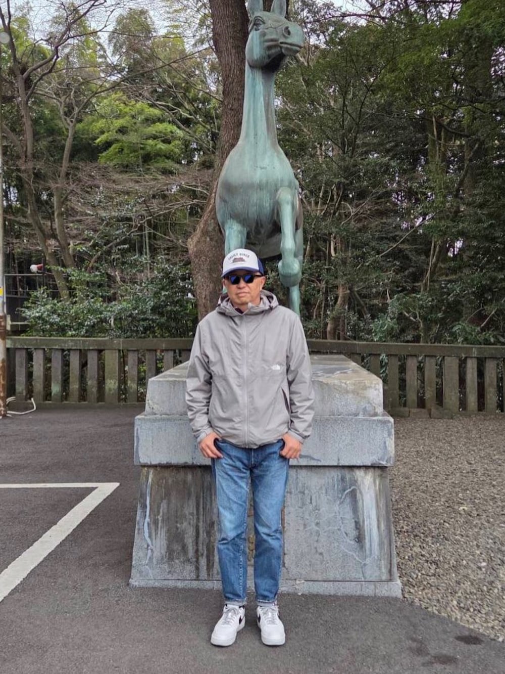 ブルー系のデニムパンツ、その他のその他を着用したメンズの春コーディネートの2枚目の写真