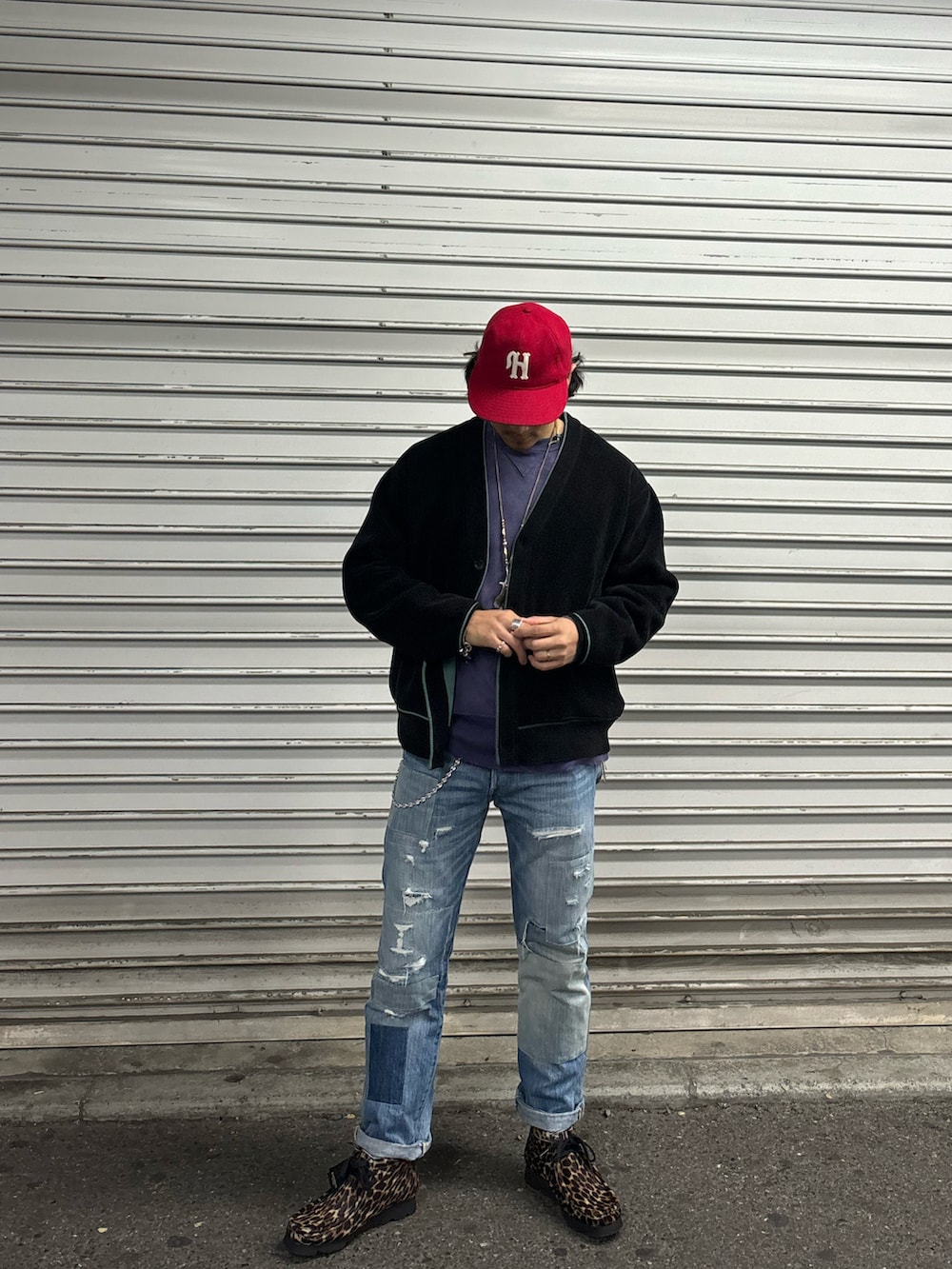 ブラック系のスウェット、ブラック系のカーディガン/ボレロ、ブルー系のデニムパンツを着用したメンズの秋コーディネートの2枚目の写真