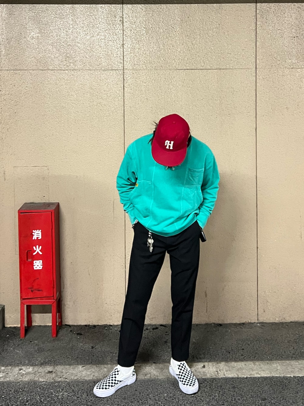「アメカジ、古着、古着MIX、キャップ、スウェット、スラックス、サングラス、EBBETS FIELD FLANNELS、VANS、ユニクロ、おしゃれさんと繋がりたい、いいね、save、フォローお願いします🤑、低身長、低身長コーデ」｜「EBBETS FIELD FLANNELSのヴィンテージベースボールキャップ（キャップ、レッド系）」を使った、sgrさん（メンズ・165cm）の春コーディネートの2枚目の写真