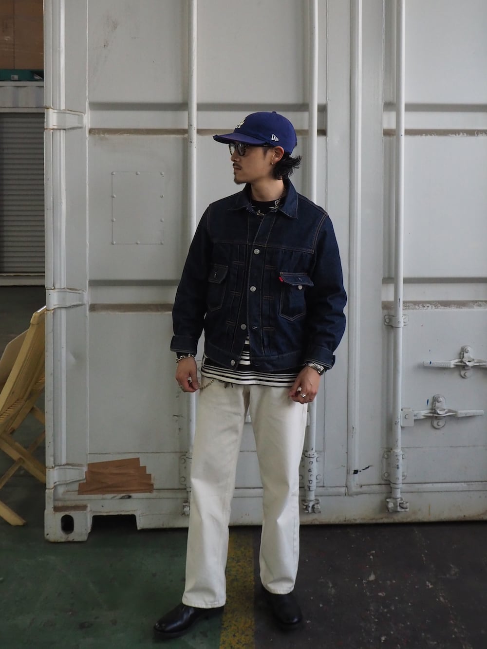 ブルー系のデニムジャケット、その他のTシャツ/カットソー、ホワイト系のデニムパンツを着用したメンズの冬コーディネートの2枚目の写真