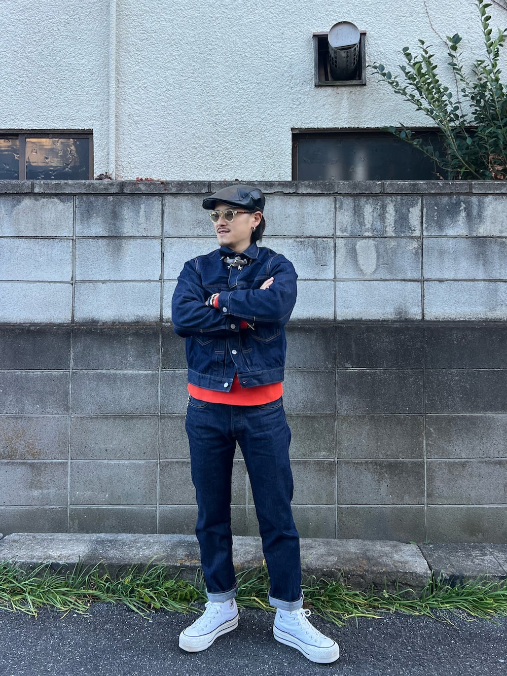 ブルー系のデニムジャケット、ブルー系のデニムパンツ、ホワイト系のスニーカーを着用したメンズの冬コーディネートの2枚目の写真