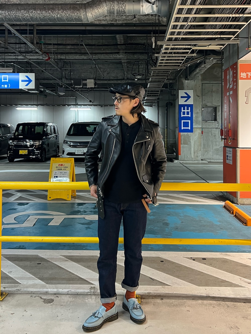 ブルー系のデニムパンツ、ブルー系のローファー、ブラック系のライダースジャケットを着用したメンズの春コーディネートの2枚目の写真