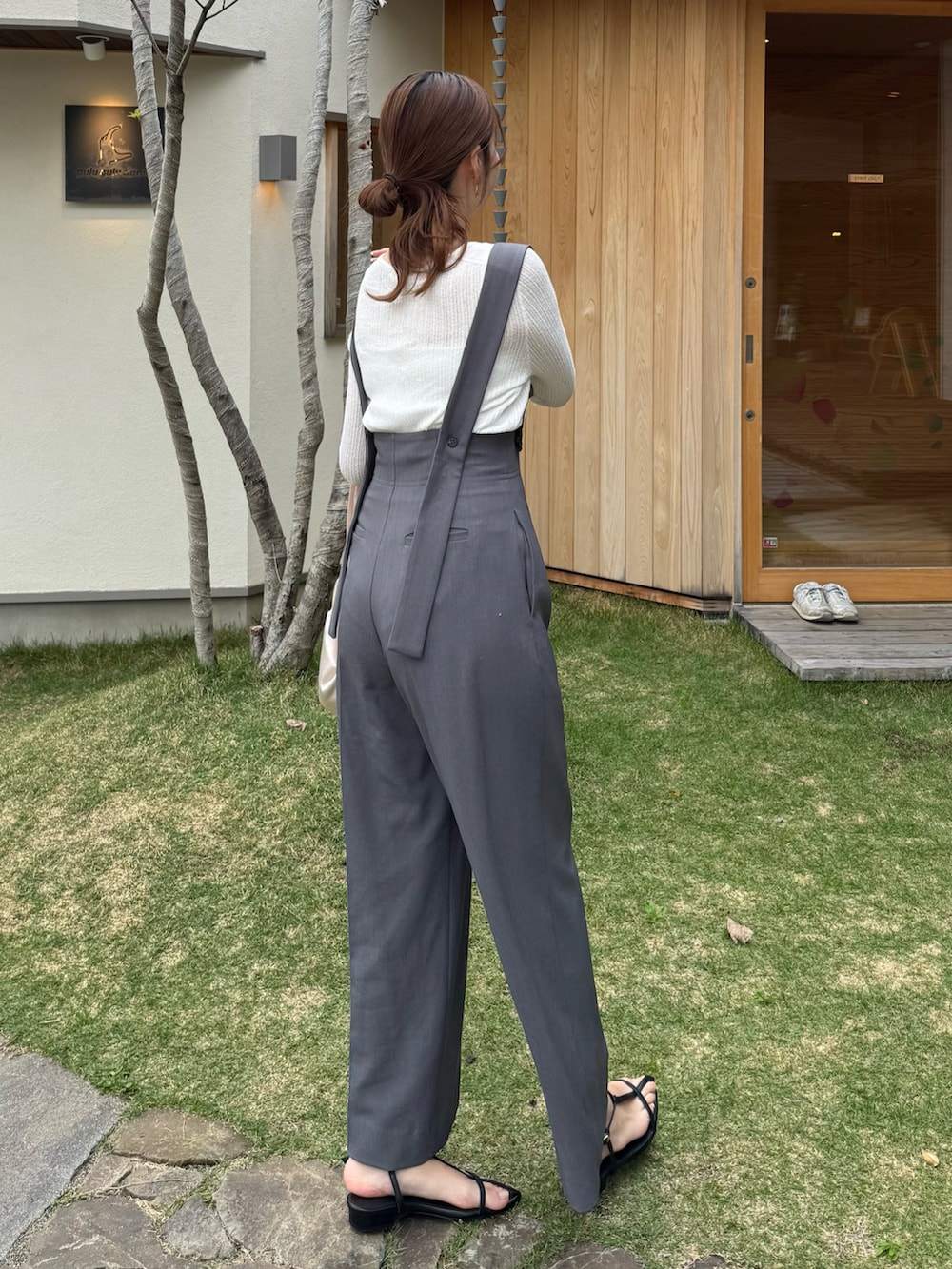 「夏コーデ、夏服、ラクチンコーデ、初夏コーデ、ゆるコーデ、大人女子、高身長女子コーデ、高身長、高身長女子、サロペット、サロペットコーデ、グレー、サンダル、ユニクロ、シンプルコーデ」｜「LibertyDollのLiberty doll / アンクルベルト センターライン サンダル (4175) 華奢ストラップサンダル（サンダル、ブラック系）」を使った、yuuさん（レディース・168cm）の春コーディネートの2枚目の写真