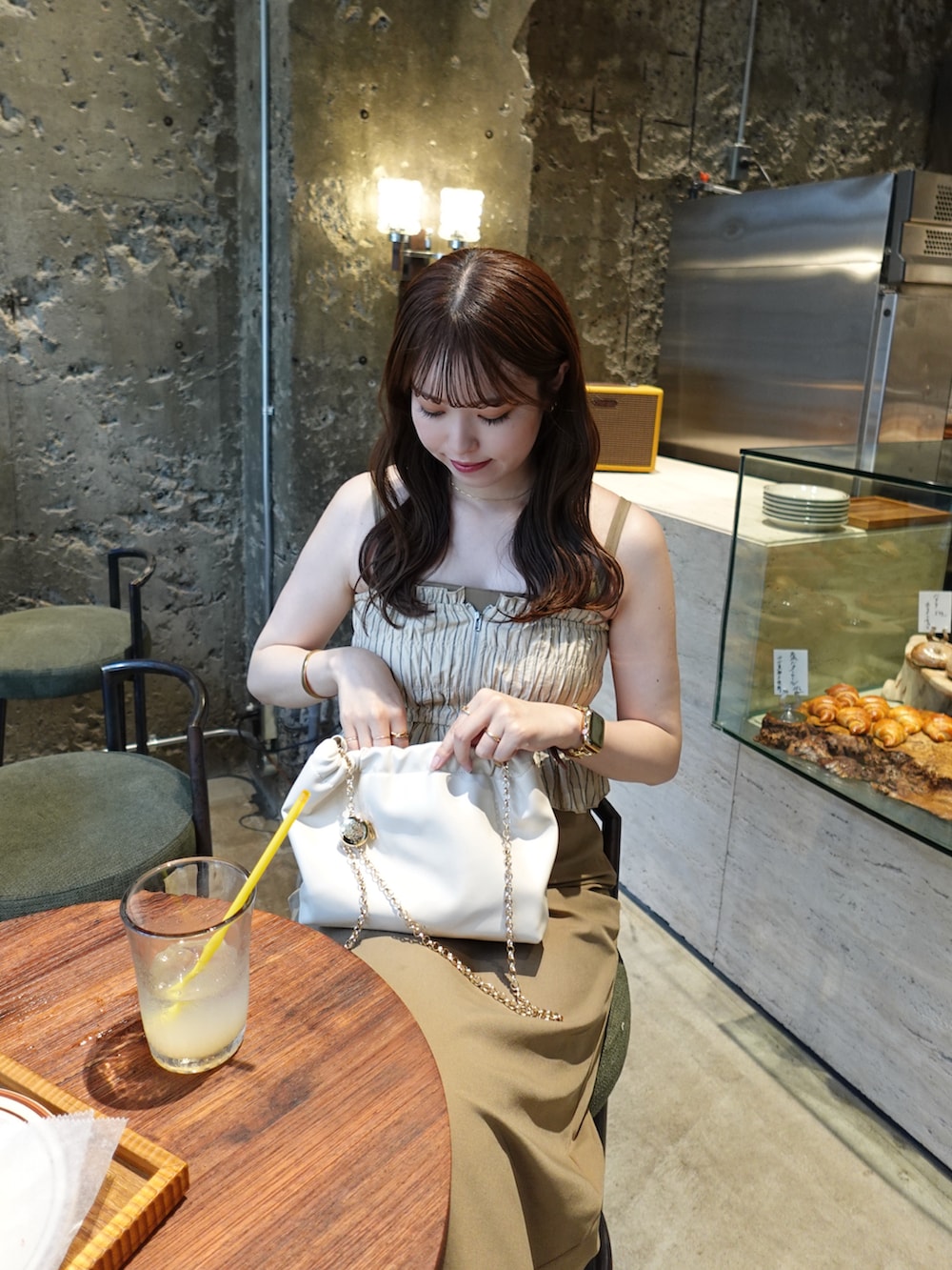 「夏ルックで気分アップ、夏コーデ、夏服コーデ、夏服、キレイめコーデ、ワンピースコーデ、キャミワンピ、ビスチェ、淡色コーデ、淡色女子、高身長、高身長女子、サンダル、ショルダーバッグ、ベージュ」｜「MINERTEの【MINERTE】shirring stripe bustier / シャーリングストライプジップ付きビスチェ（キャミソール、ベージュ系）」を使った、yuuさん（レディース・168cm）の夏コーディネートの2枚目の写真