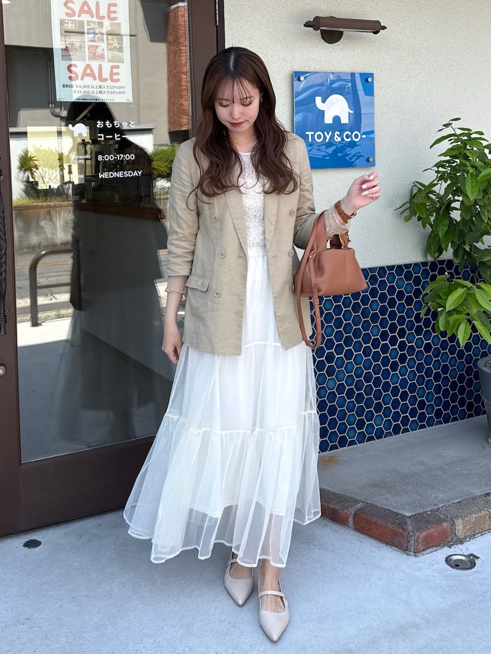「大人女子、春服コーデ、オトナカワイイ、きれいめコーデ、最近のいい感じコーデ、レーストップス、高身長女子、高身長コーデ、ベージュ、ホワイト、ジャケットコーデ、ロングスカート、淡色コーデ、淡色女子、ジャケット」｜「RANANのチュールティアードスカート（スカート、ホワイト系）」を使った、yuuさん（レディース・168cm）の春コーディネートの2枚目の写真