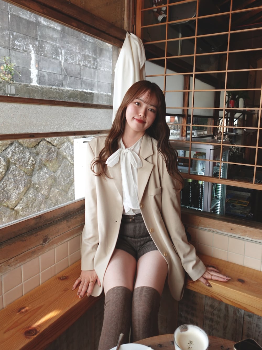 「春めき満開コーデ、春コーデ、春服、春カラー、ジャケット、テーラードジャケット、ショートパンツ、リボン、お出かけコーデ、オトナ女子、休日スタイル、高身長女子、高身長コーデ、淡色コーデ、淡色女子」｜「SNIDELのドロストチェーンバッグ（ショルダーバッグ、ホワイト系）」を使った、yuuさん（レディース・168cm）の春コーディネートの3枚目の写真
