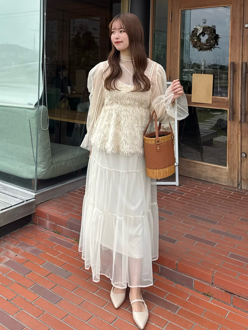 「キレイめコーデ、きれいめコーディネート、フリルブラウス、春服、高身長女子、高身長、シアー、ホワイト、ホワイトコーデ、オールホワイト、シアートップス、ロングスカート、かごバッグ、キャミソール、ビスチェ」｜「RANANのチュールティアードスカート（スカート、ホワイト系）」を使った、yuuさん（レディース・168cm）の春コーディネートの2枚目の写真