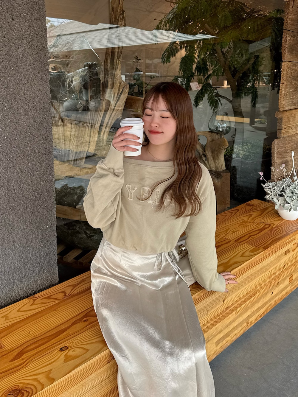 「おでかけコーデ、大人コーデ、シンプルスタイル、春カラー、春コーデ、春めき満開コーデ、春服コーデ、春、淡色コーデ、淡色女子、高身長女子、高身長コーデ、ロングスカート、ワンショルダー、サテン」｜「SNIDELのアイテム（スカート、ホワイト系）」を使った、yuuさん（レディース・168cm）の春コーディネートの4枚目の写真