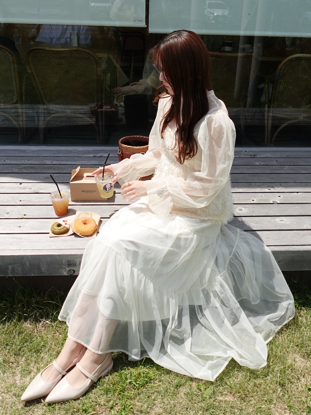 「キレイめコーデ、きれいめコーディネート、フリルブラウス、春服、高身長女子、高身長、シアー、ホワイト、ホワイトコーデ、オールホワイト、シアートップス、ロングスカート、かごバッグ、キャミソール、ビスチェ」｜「RANANのチュールティアードスカート（スカート、ホワイト系）」を使った、yuuさん（レディース・168cm）の春コーディネートの3枚目の写真