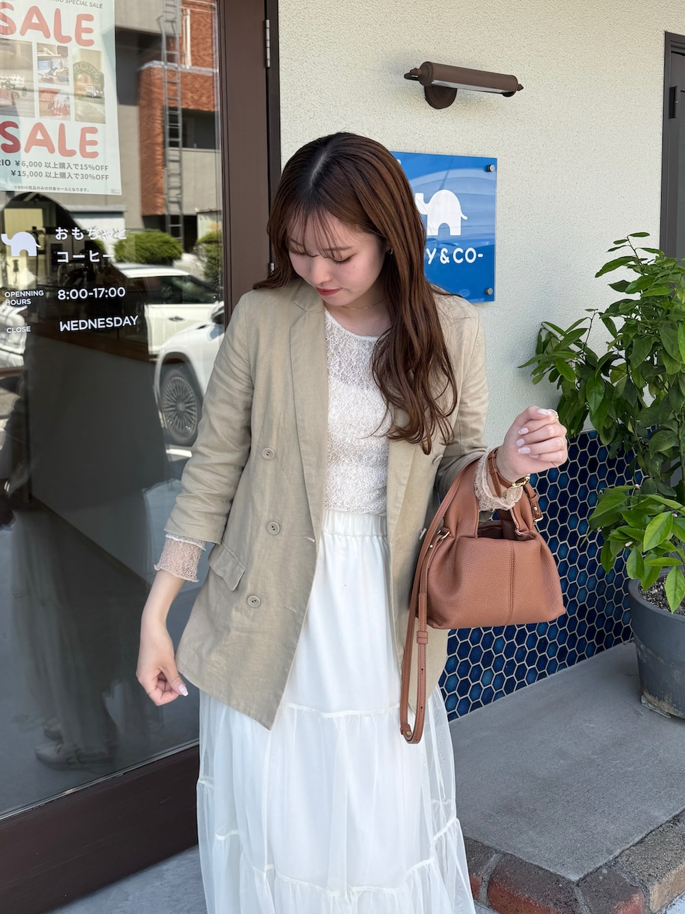 「大人女子、春服コーデ、オトナカワイイ、きれいめコーデ、最近のいい感じコーデ、レーストップス、高身長女子、高身長コーデ、ベージュ、ホワイト、ジャケットコーデ、ロングスカート、淡色コーデ、淡色女子、ジャケット」｜「RANANのチュールティアードスカート（スカート、ホワイト系）」を使った、yuuさん（レディース・168cm）の春コーディネートの3枚目の写真