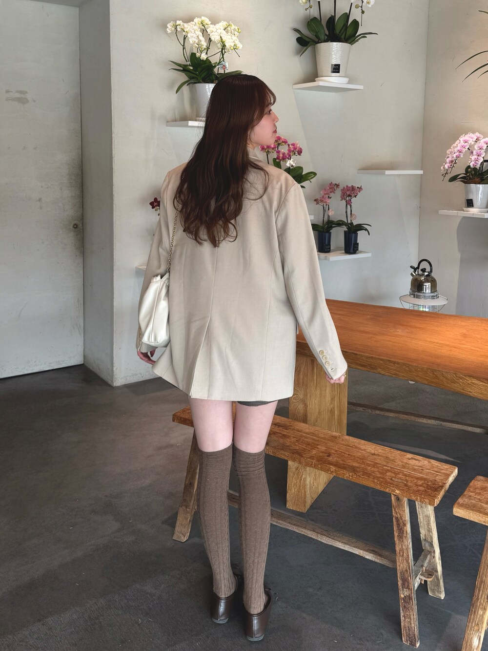 「春めき満開コーデ、春コーデ、春服、春カラー、ジャケット、テーラードジャケット、ショートパンツ、リボン、お出かけコーデ、オトナ女子、休日スタイル、高身長女子、高身長コーデ、淡色コーデ、淡色女子」｜「SNIDELのドロストチェーンバッグ（ショルダーバッグ、ホワイト系）」を使った、yuuさん（レディース・168cm）の春コーディネートの2枚目の写真