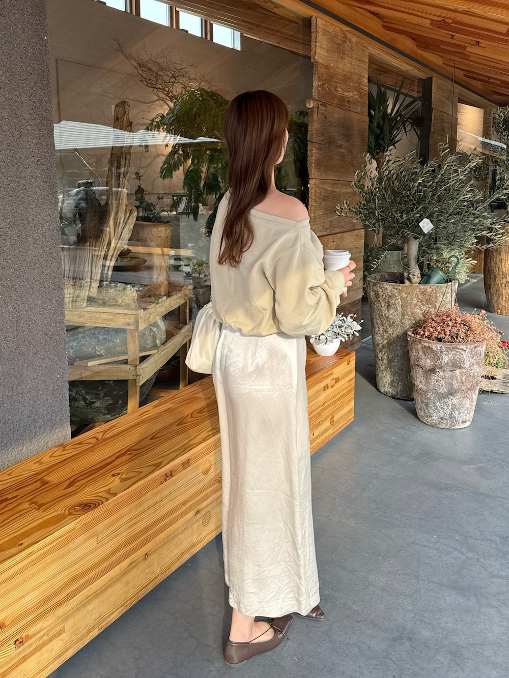 「おでかけコーデ、大人コーデ、シンプルスタイル、春カラー、春コーデ、春めき満開コーデ、春服コーデ、春、淡色コーデ、淡色女子、高身長女子、高身長コーデ、ロングスカート、ワンショルダー、サテン」｜「SNIDELのアイテム（スカート、ホワイト系）」を使った、yuuさん（レディース・168cm）の春コーディネートの3枚目の写真