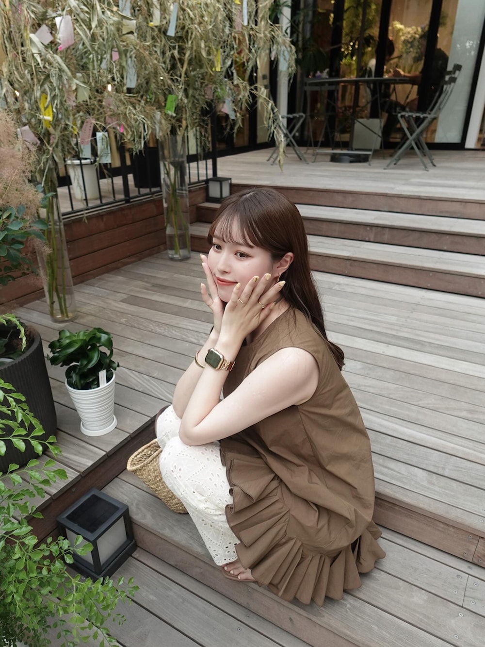 「夏ルックで気分アップ、夏コーデ、夏、シンプルスタイル、キレイめ、ノースリーブ、オトナカワイイ、淡色女子、淡色コーデ、かごバッグ、ブラウンコーデ、サンダル、ブラウン、高身長、高身長女子」｜「ORiental TRaffic by yuriの■2025春夏新作■【ZOZOTOWN限定】メタルモチーフトングサンダル/51290（サンダル、ブラウン系）」を使った、yuuさん（レディース・168cm）の夏コーディネートの3枚目の写真