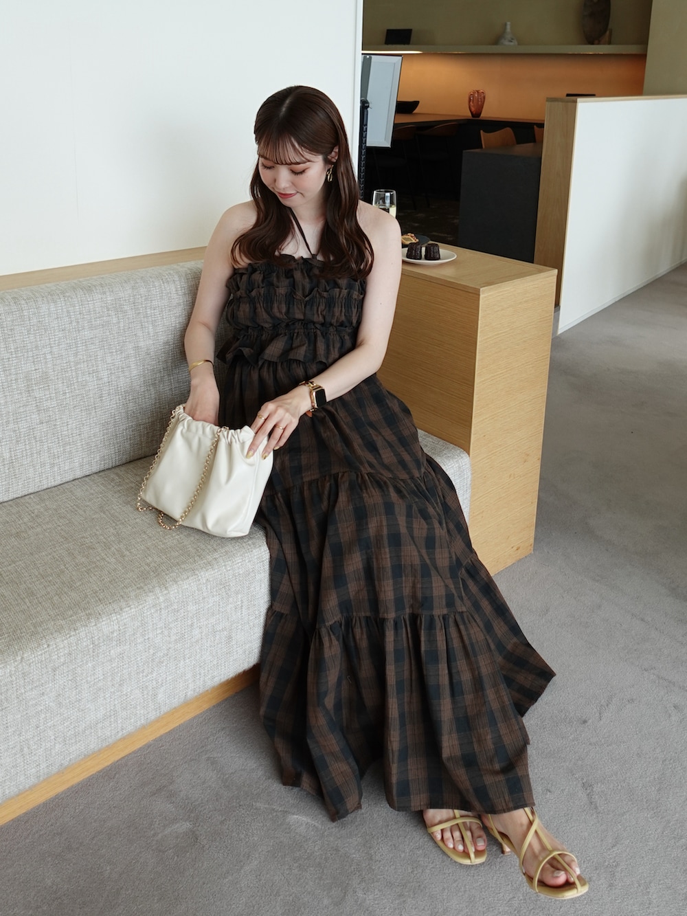 「夏ルックで気分アップ、夏コーデ、大人女子、夏服コーデ、高身長女子、高身長、ワンピース、ワンピーススタイル、チェック、チェックスカート、サンダル、淡色コーデ、淡色女子、バングル、Chico」｜「Chicoの【6色展開/マルチway】アシメ紐デザインチェック柄シャーリングロングワンピース（ワンピース、ブラウン系）」を使った、yuuさん（レディース・168cm）の夏コーディネートの2枚目の写真