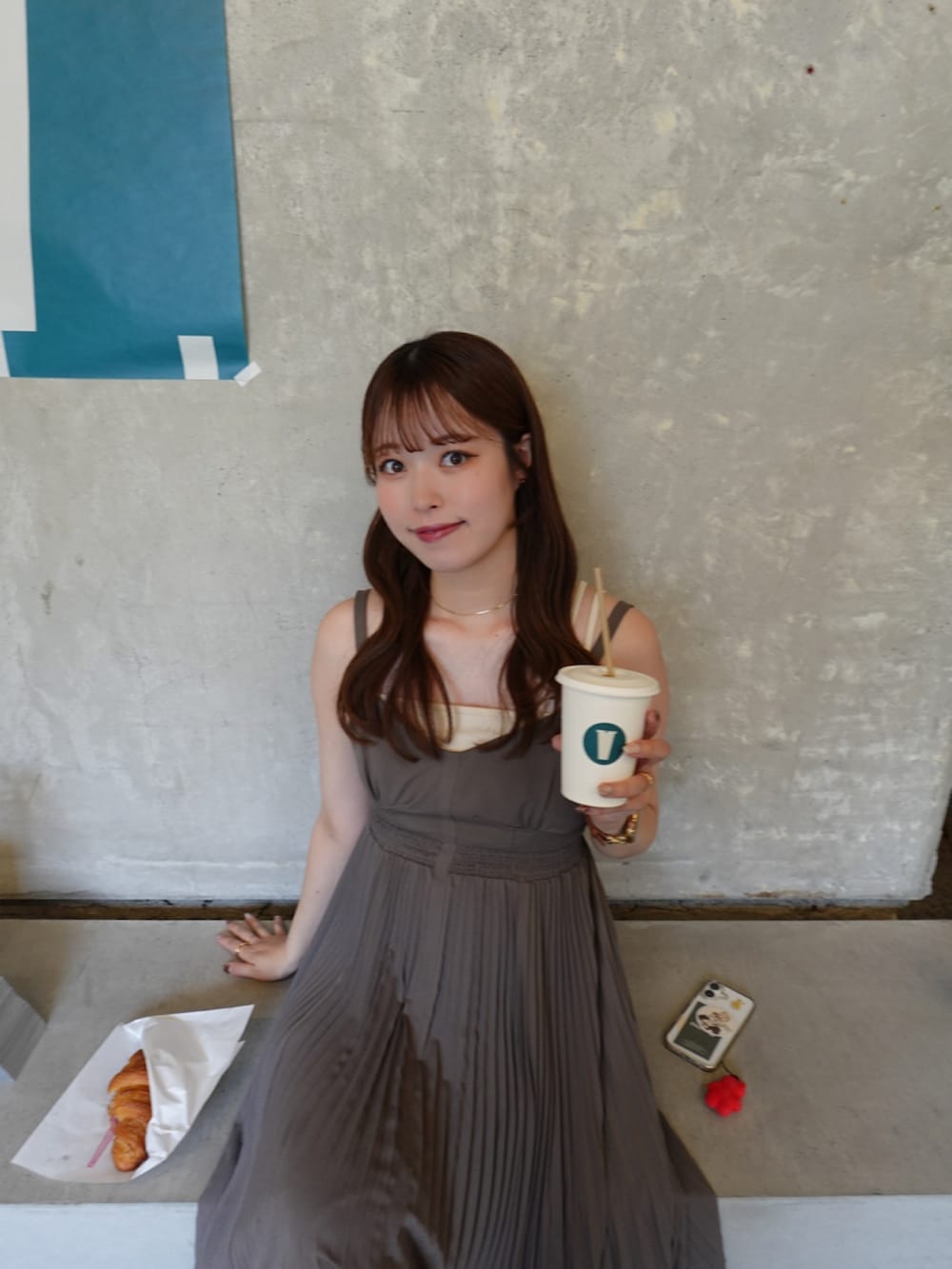 ベージュ系のキャミソール、イエロー系のサンダル、グレー系のワンピースを着用したレディースの夏コーディネートの2枚目の写真