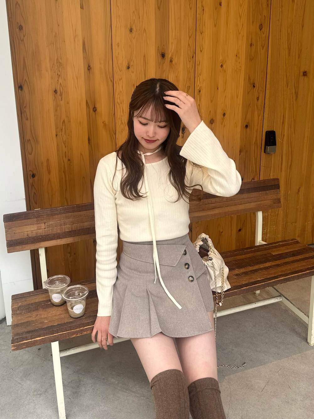 「春服コーデ、春カラー、春コーデ、スカートスタイル、ミニスカート、スカートコーデ、高身長女子、高身長コーデ、ホワイトコーデ、ベージュコーデ、淡色コーデ、淡色女子、GRL、shein、プチプラ」｜「menueのロングノーズ リボンパンプス（パンプス、ブラウン系）」を使った、yuuさん（レディース・168cm）の春コーディネートの2枚目の写真
