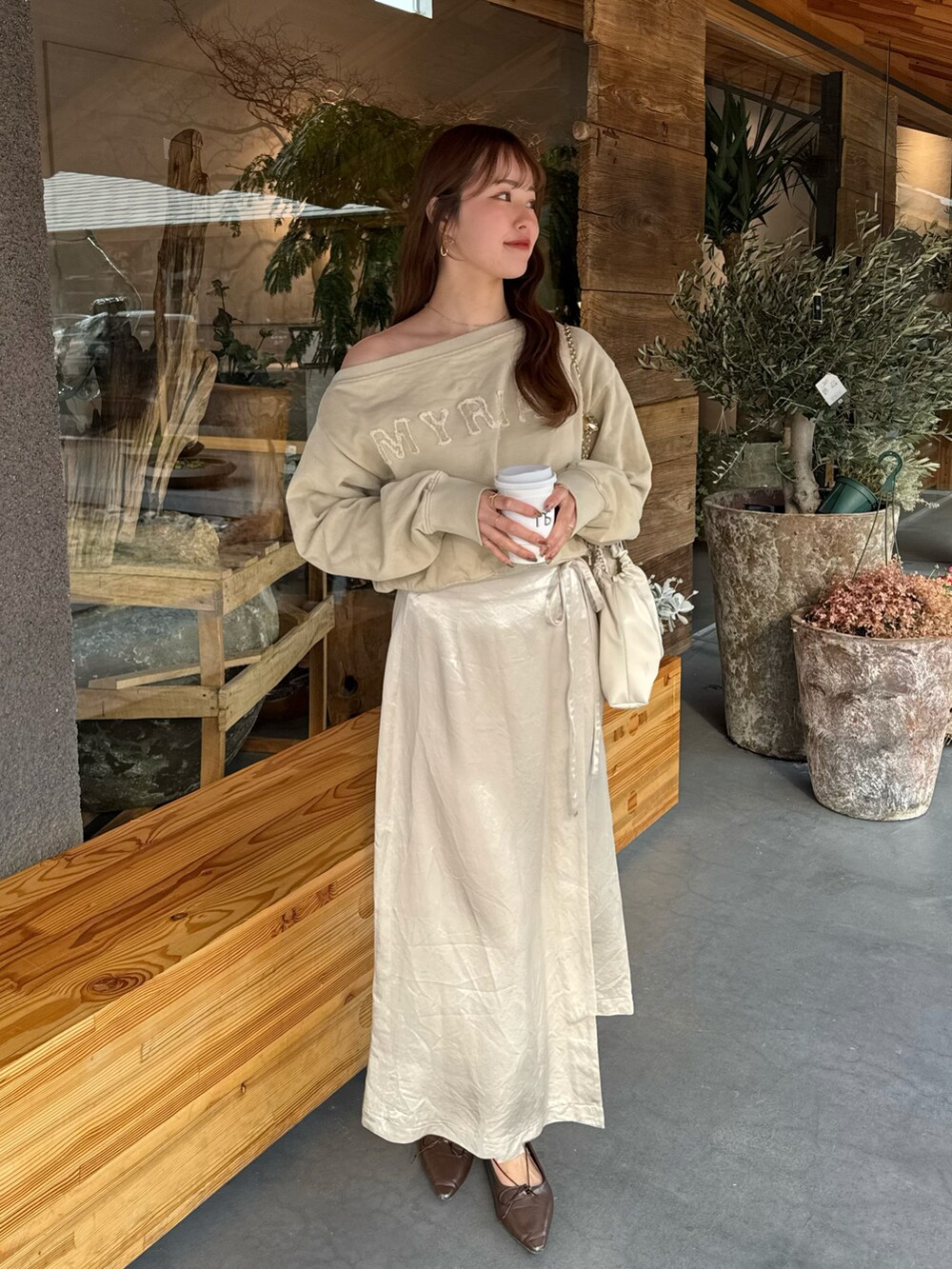「おでかけコーデ、大人コーデ、シンプルスタイル、春カラー、春コーデ、春めき満開コーデ、春服コーデ、春、淡色コーデ、淡色女子、高身長女子、高身長コーデ、ロングスカート、ワンショルダー、サテン」｜「SNIDELのアイテム（スカート、ホワイト系）」を使った、yuuさん（レディース・168cm）の春コーディネートの2枚目の写真