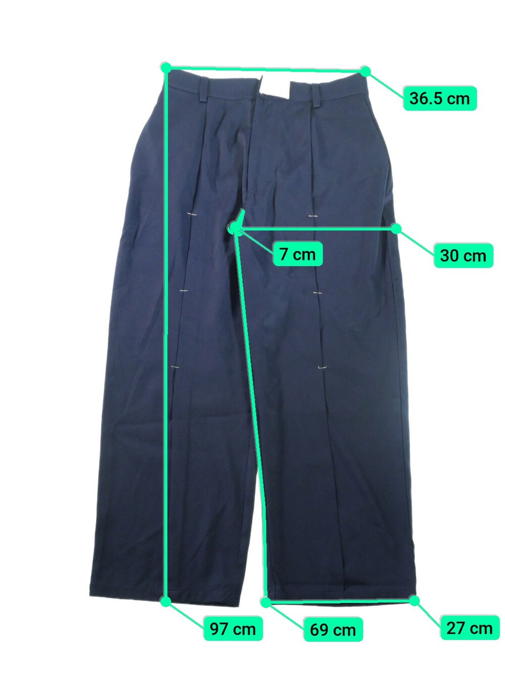 ブルー系のカーゴパンツを着用したメンズの春コーディネートの4枚目の写真