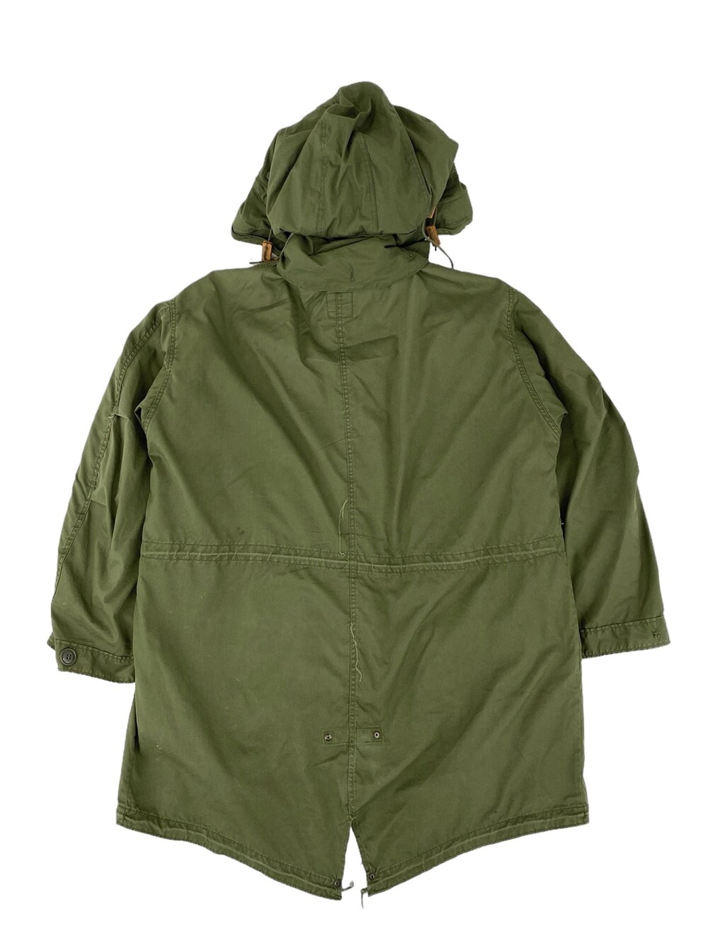 グリーン系のモッズコートを着用したメンズの冬コーディネートの3枚目の写真