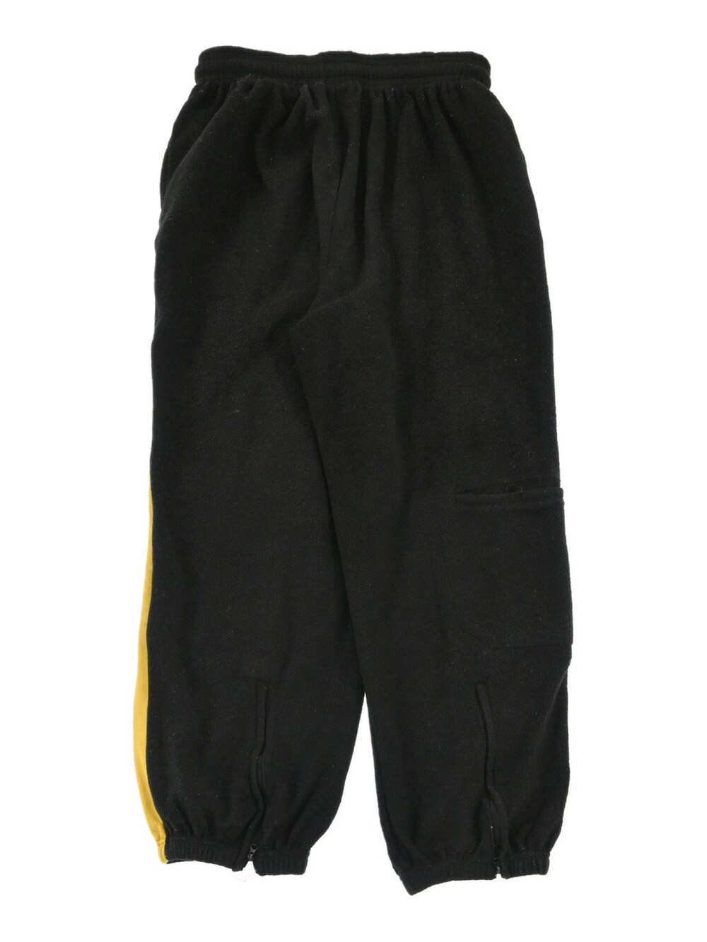 イエロー系のパンツを着用したメンズの春コーディネートの3枚目の写真