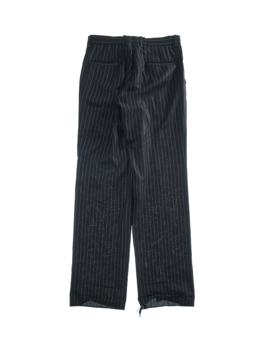 ブラック系のパンツを着用したメンズの春コーディネートの3枚目の写真